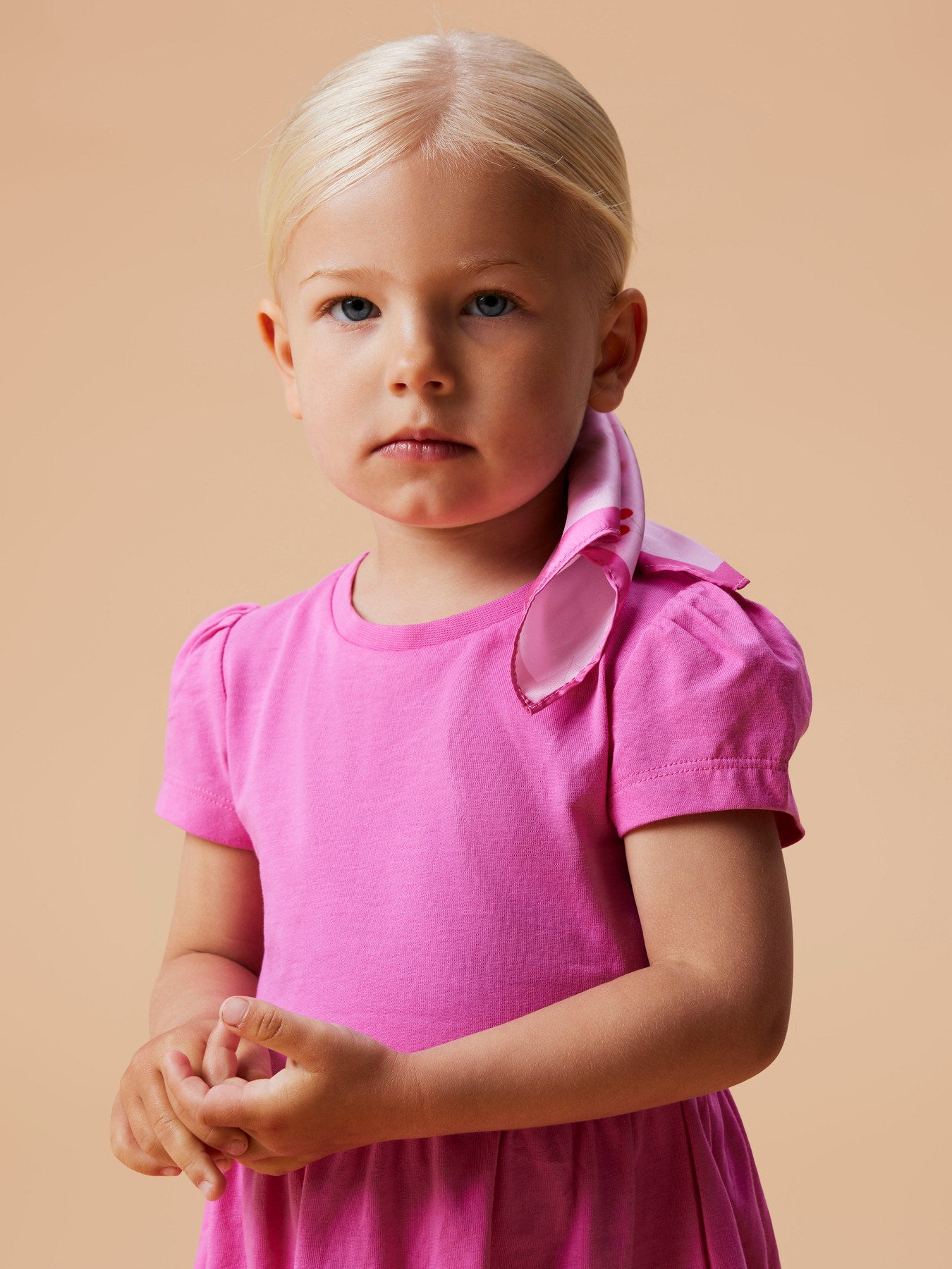 Söt enfärgad knall rosa sommar klänning till flicka. Skön kortärmad klänning från Name it.
NMFVIVIA SS DRESS NOOS
13253371