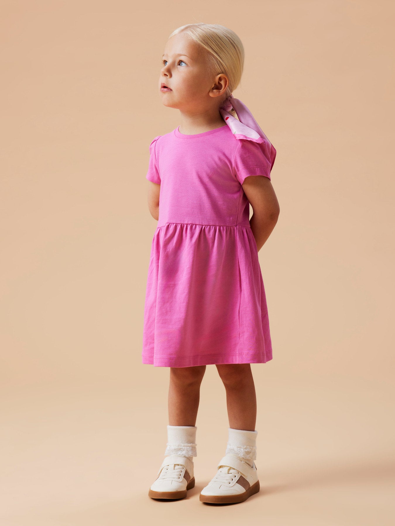 Söt enfärgad knall rosa sommar klänning till flicka. Skön kortärmad klänning från Name it.
NMFVIVIA SS DRESS NOOS
13253371