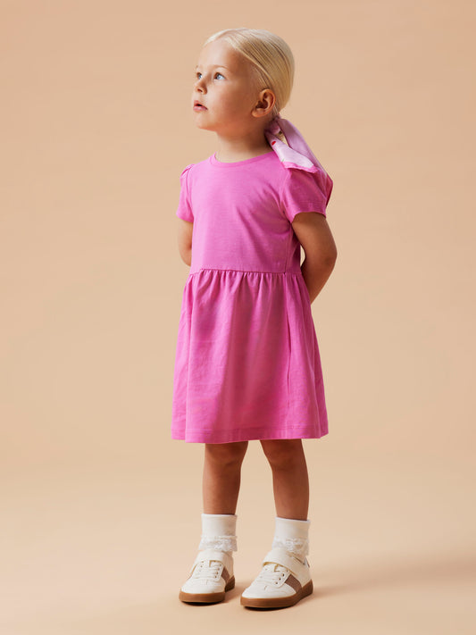 Söt enfärgad knall rosa sommar klänning till flicka. Skön kortärmad klänning från Name it.
NMFVIVIA SS DRESS NOOS
13253371