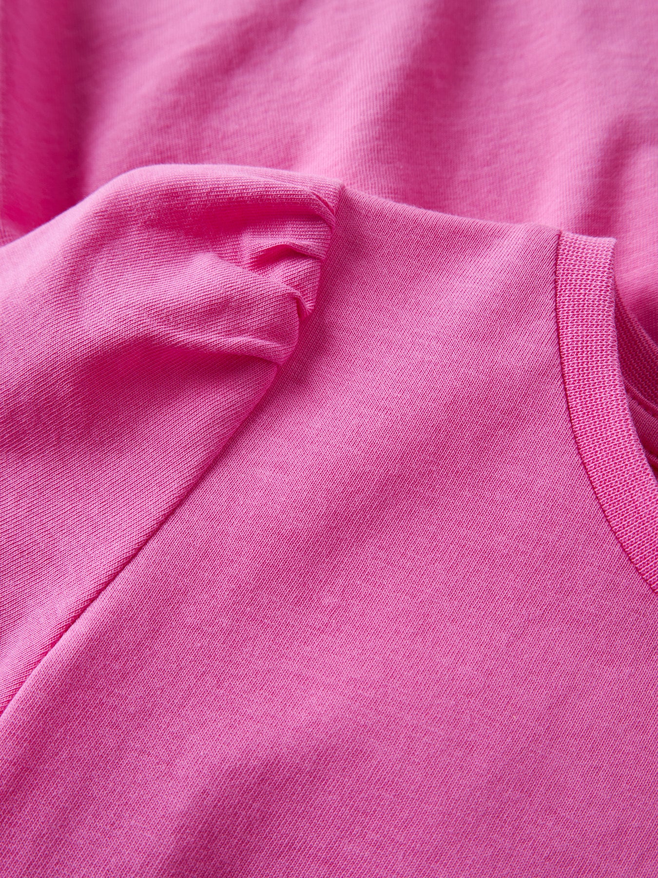 Söt enfärgad knall rosa sommar klänning till flicka. Skön kortärmad klänning från Name it.
NMFVIVIA SS DRESS NOOS
13253371