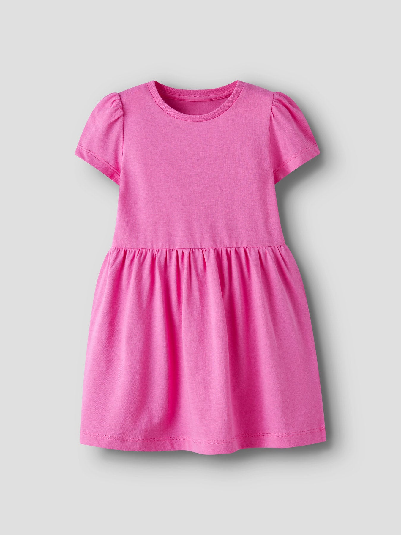 Söt enfärgad knall rosa sommar klänning till flicka. Skön kortärmad klänning från Name it.
NMFVIVIA SS DRESS NOOS
13253371