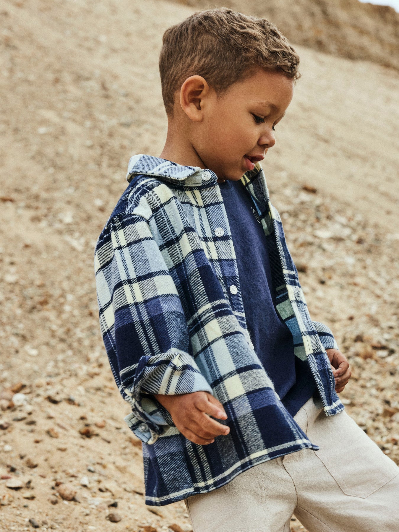 Snygg blå rutig flanell skjorta overshirt till pojke. Ekologiska barnkläder från Name it.
NMMDETUL LS OVERSHIRT
13253467