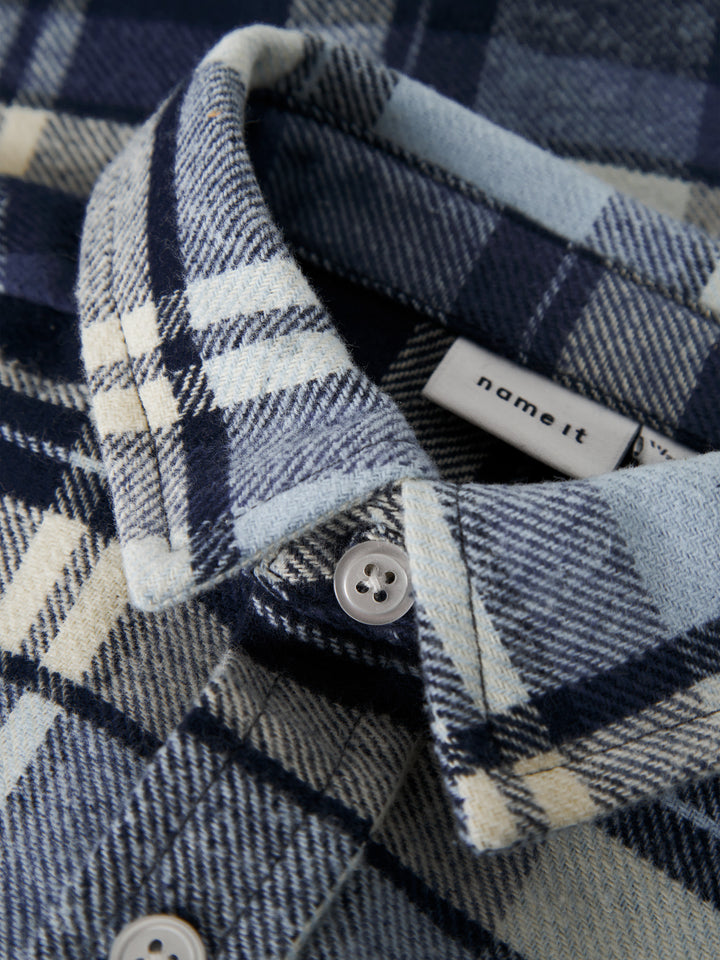 Snygg blå rutig flanell skjorta overshirt till pojke. Ekologiska barnkläder från Name it.
NMMDETUL LS OVERSHIRT
13253467