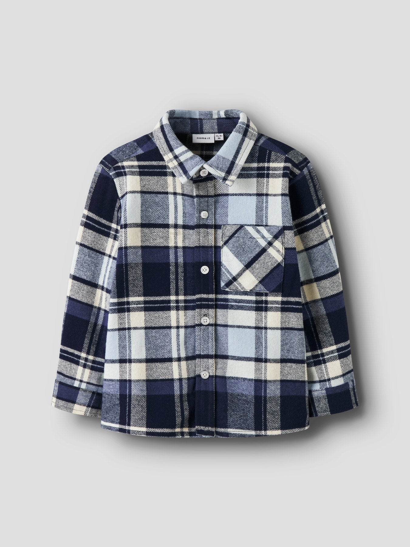 Snygg blå rutig flanell skjorta overshirt till pojke. Ekologiska barnkläder från Name it.
NMMDETUL LS OVERSHIRT
13253467