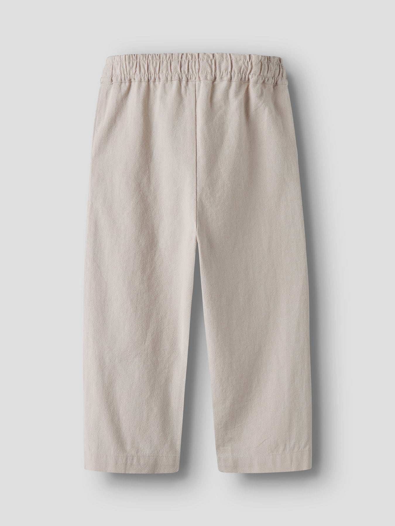Beige rak byxa som ser ut som en linnebyxa till pojke och flicka. Barnkläder till pojke från Name it.
NMMDERIK NREG PANT
13253469