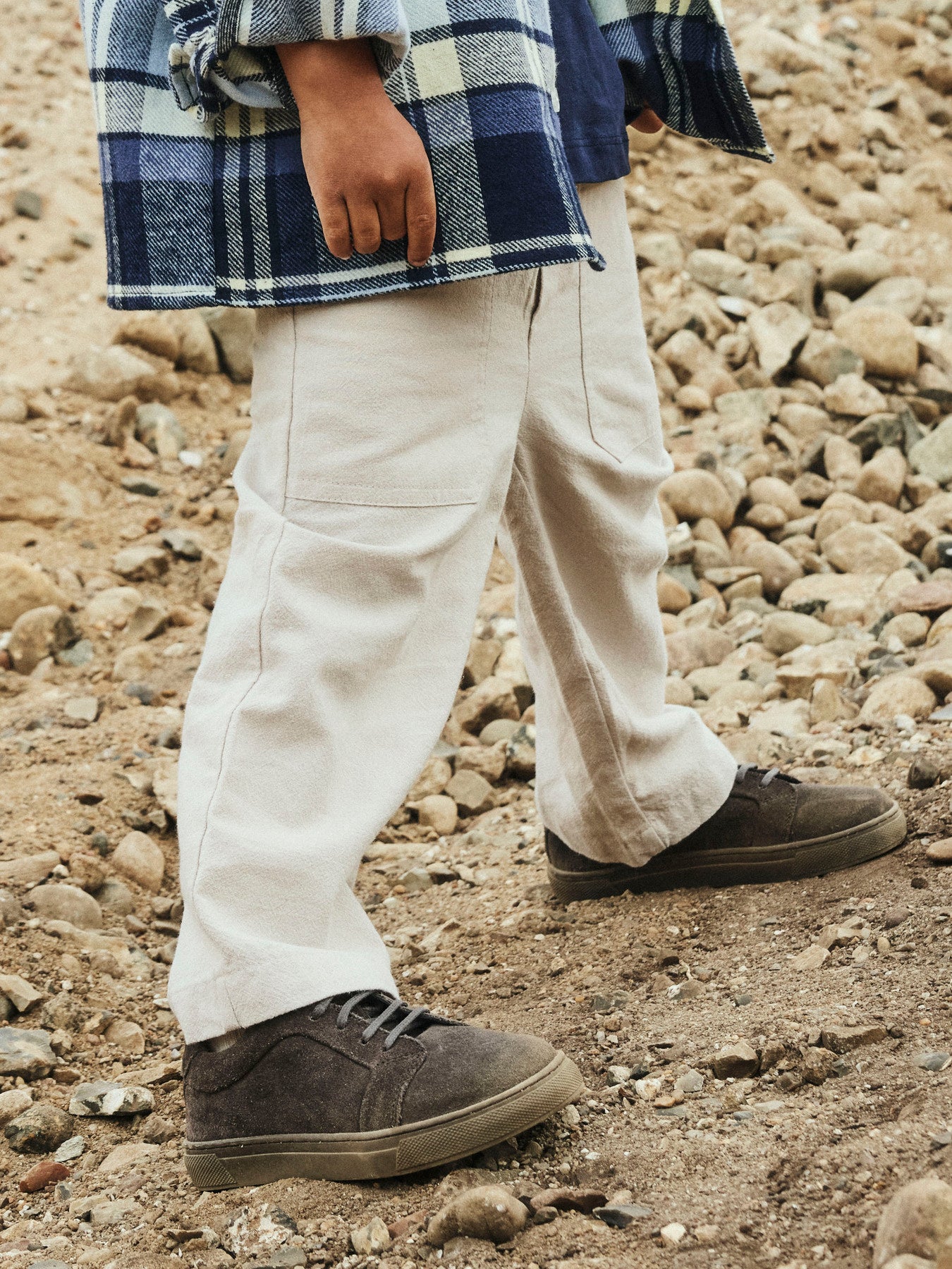 Beige rak byxa som ser ut som en linnebyxa till pojke och flicka. Barnkläder till pojke från Name it.
NMMDERIK NREG PANT
13253469