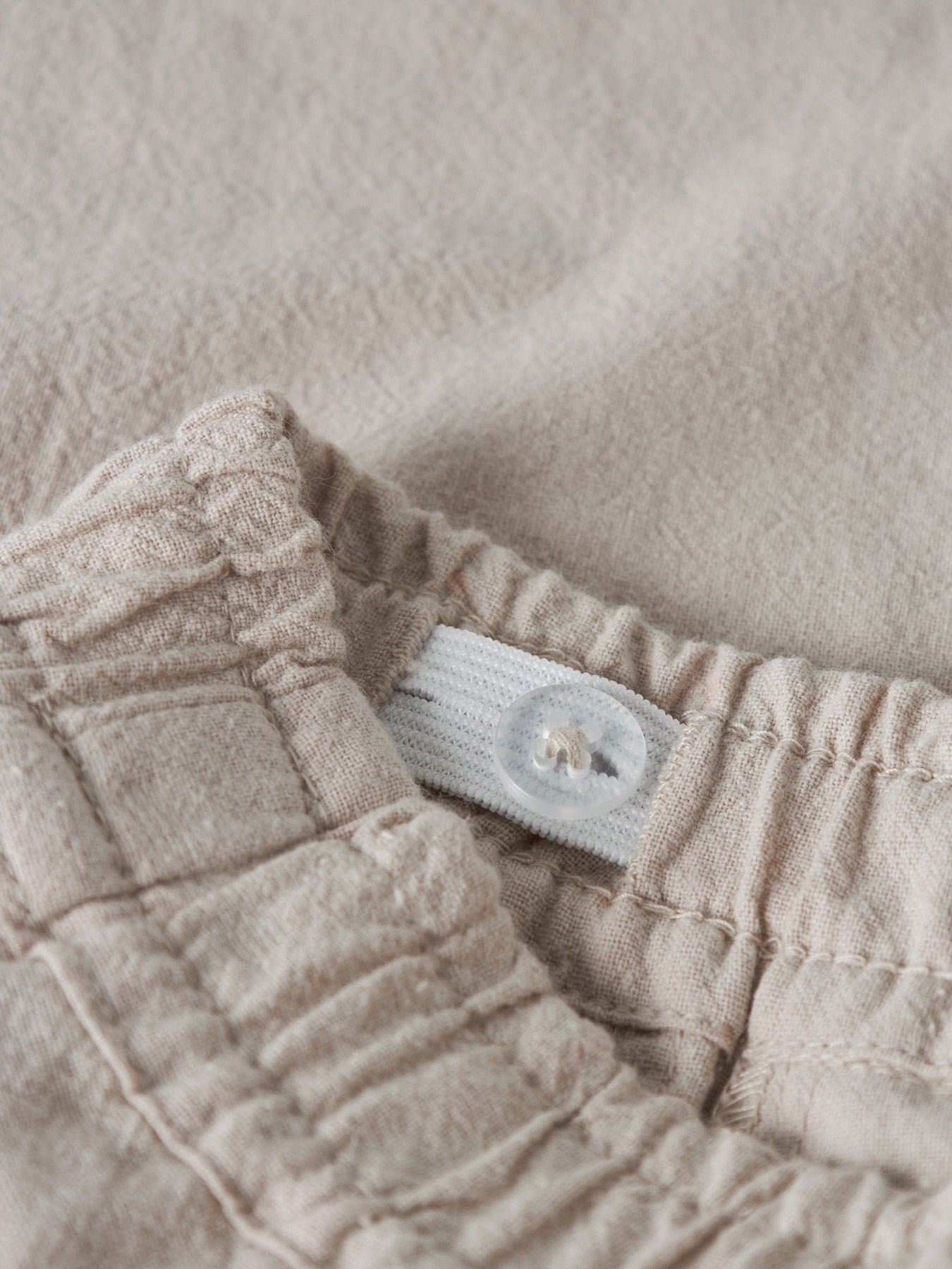 Beige rak byxa som ser ut som en linnebyxa till pojke och flicka. Barnkläder till pojke från Name it.
NMMDERIK NREG PANT
13253469