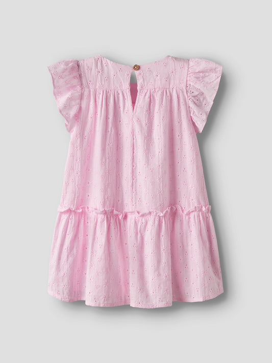 Söt broderad kortärmad klänning till flicka. Fin sommar klänning med spets och volanger från Name it.
NMFDETINES SS DRESS
13253621