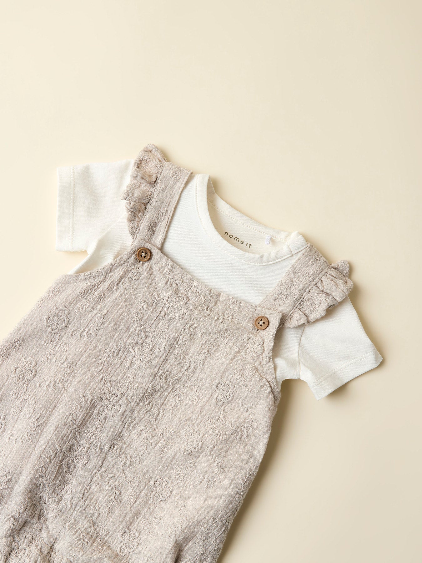 Söt broderad baby byxa med hängslen. Hängselbyxor till bebis flicka, ekologiska babykläder till flicka.
NBFDATINES OVERALL
13253622