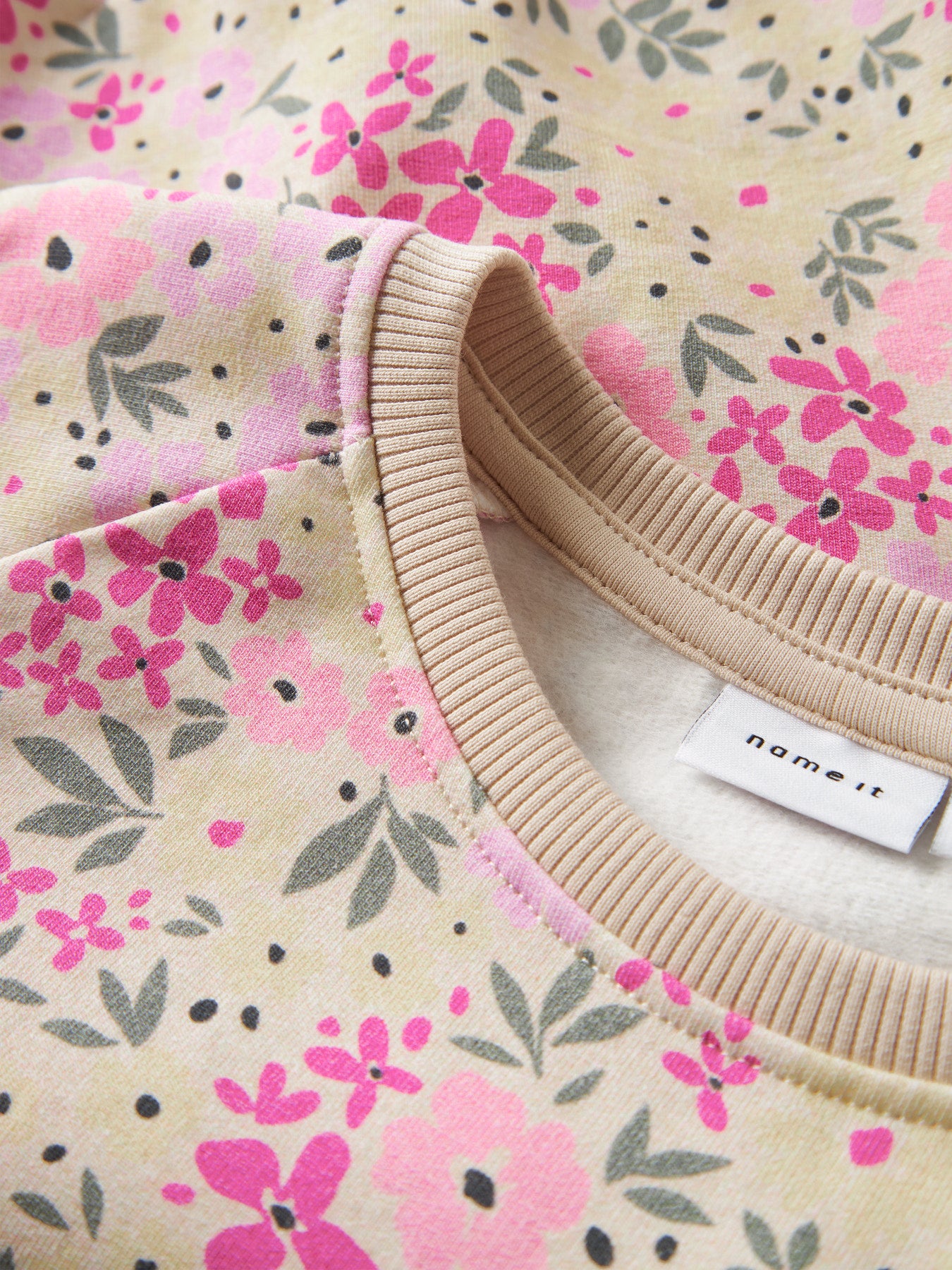 Gul beige rosa blommig sweatshirt tröja till flicka. Färgglad långärmad sweat lite tjockare tröja i härliga vår färger, ekologiska barnkläder från Name it.
NMFDARTIA LS NREG SWEAT UNB
13253627
