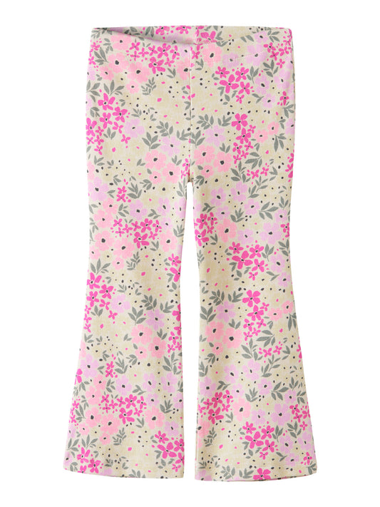 Färgglada utsvängda ribbade leggings till flicka. Blommiga byxor i ekologisk bomull från Name it. Gula och rosa mönstrade tjej byxor.
NMFDARTIAS FLARED PANT
13253632