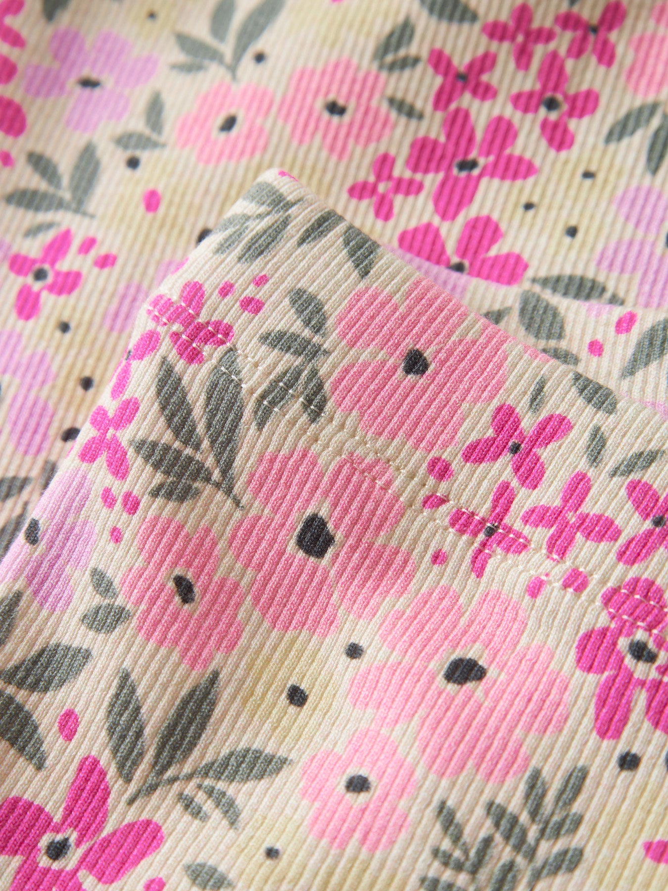 Färgglada utsvängda ribbade leggings till flicka. Blommiga byxor i ekologisk bomull från Name it. Gula och rosa mönstrade tjej byxor.
NMFDARTIAS FLARED PANT
13253632