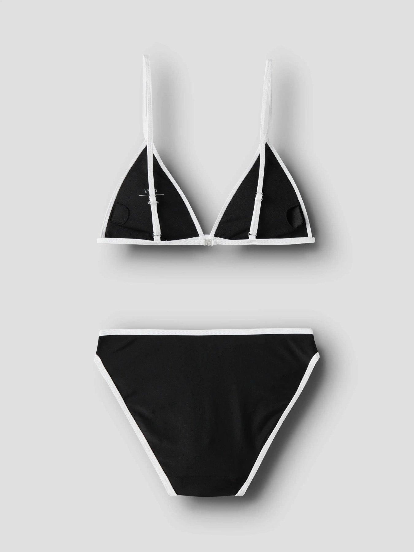 Snygg svart trekants bikini med vita kanter till tjej. Ungdoms badkläder, bikini till flicka. Sommarens snyggaste bikini topp och bikinitrosa.
NLFZINNIO BIKINI
13253796
