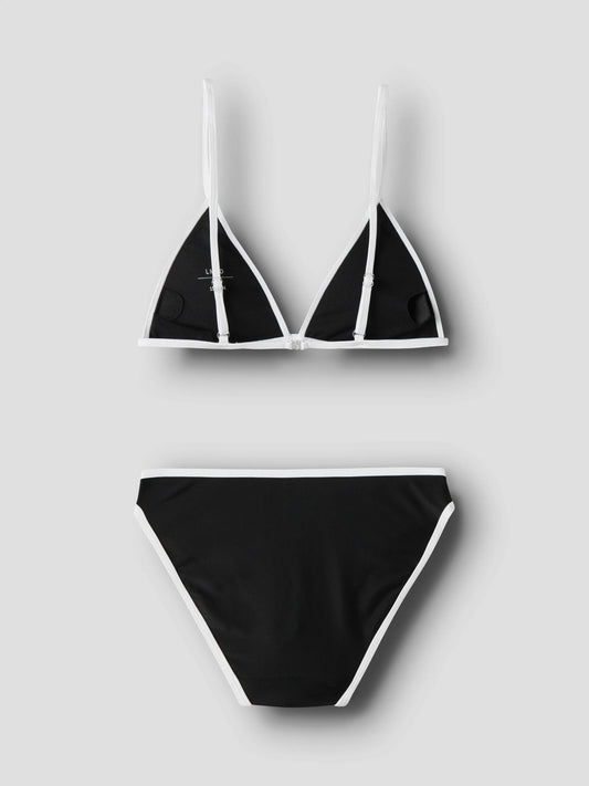 Snygg svart trekants bikini med vita kanter till tjej. Ungdoms badkläder, bikini till flicka. Sommarens snyggaste bikini topp och bikinitrosa.
NLFZINNIO BIKINI
13253796