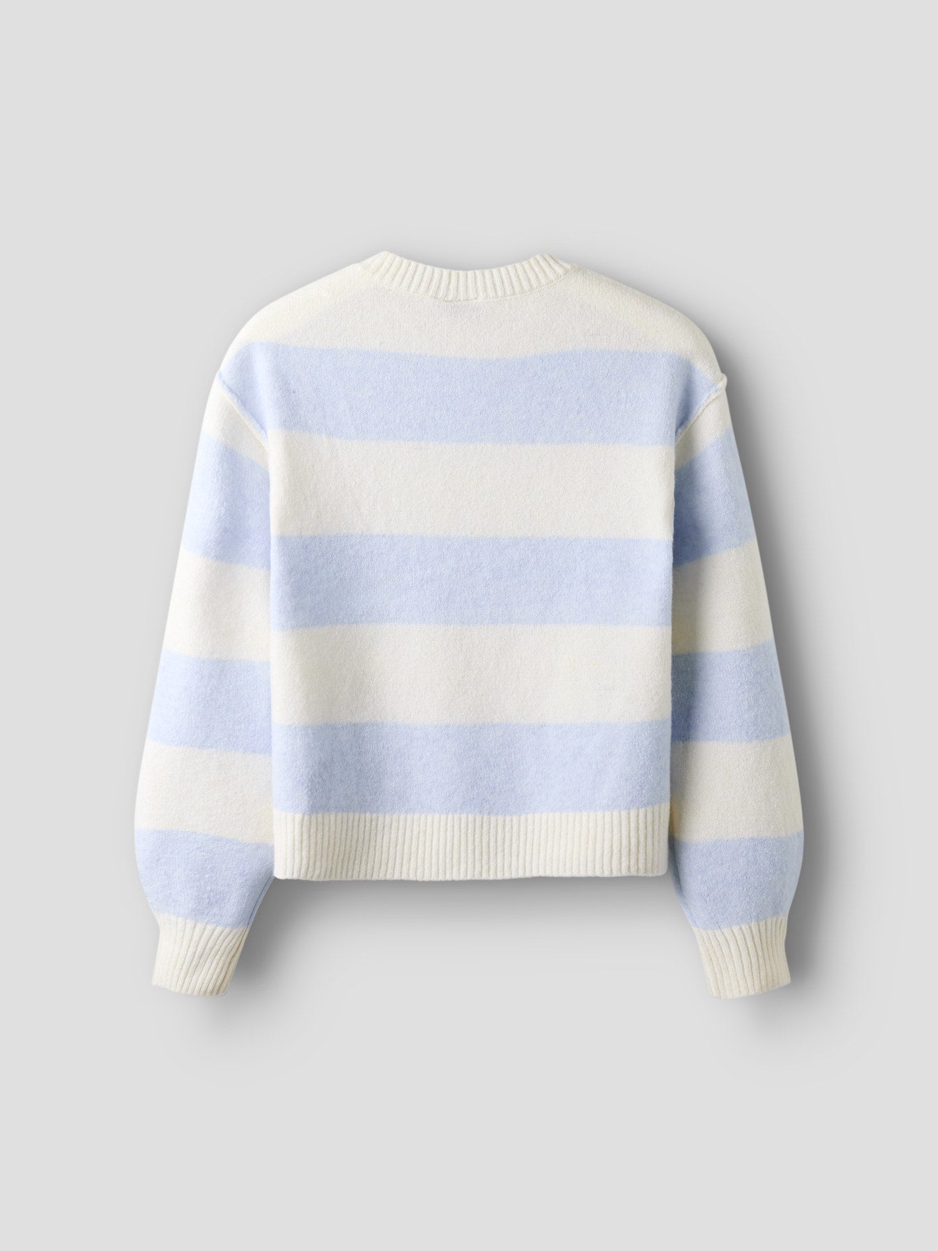 Ljus Blå vit randig stickad tröja till ungdom tjej. Ungdomskläder till flicka, långärmad stickad tröja från LMTD.
NLFBYNTHE STRIPE LS SHORT KNIT
13253858