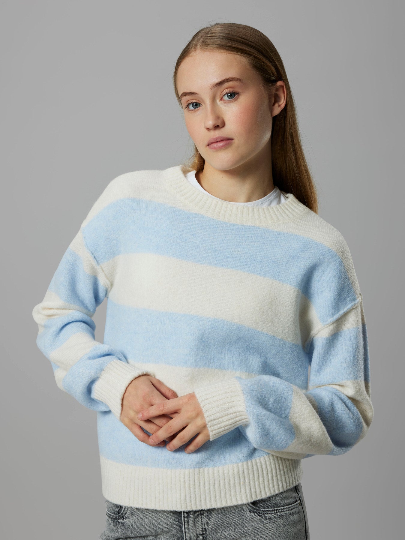 Ljus Blå vit randig stickad tröja till ungdom tjej. Ungdomskläder till flicka, långärmad stickad tröja från LMTD.
NLFBYNTHE STRIPE LS SHORT KNIT
13253858