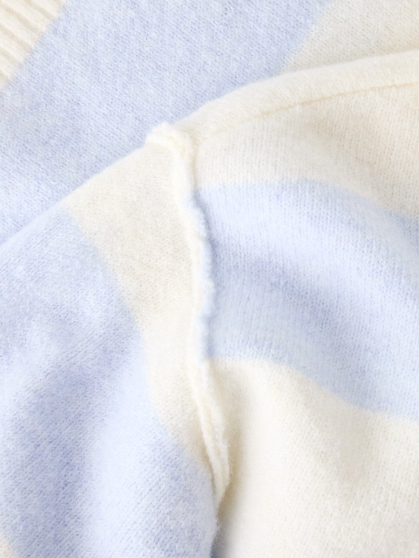 Ljus Blå vit randig stickad tröja till ungdom tjej. Ungdomskläder till flicka, långärmad stickad tröja från LMTD.
NLFBYNTHE STRIPE LS SHORT KNIT
13253858