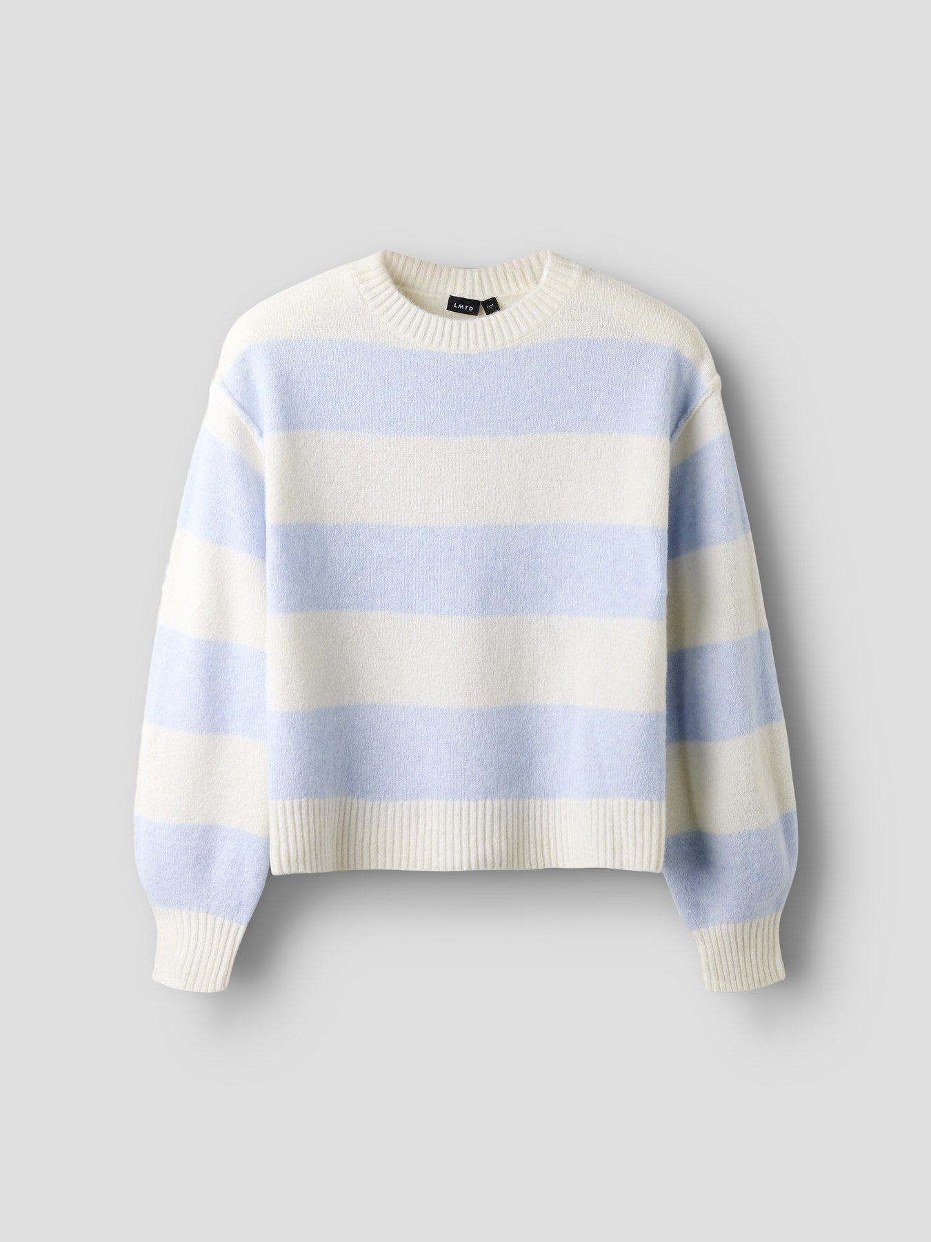 Ljus Blå vit randig stickad tröja till ungdom tjej. Ungdomskläder till flicka, långärmad stickad tröja från LMTD.
NLFBYNTHE STRIPE LS SHORT KNIT
13253858
