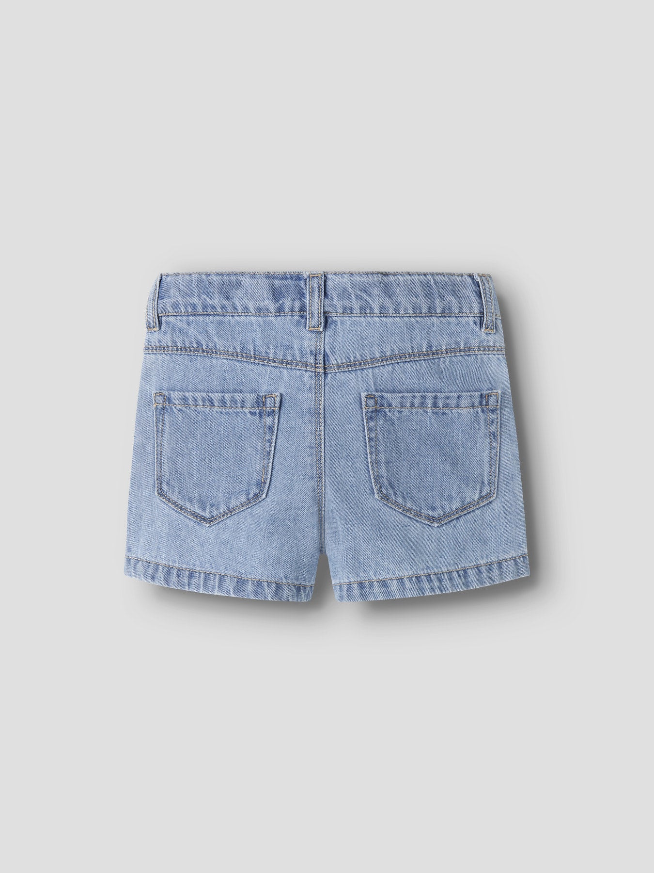 Ljus blå broderade jeansshorts till flicka. Shorts i denim med broderade vita blommor till flicka från Name it.
NMFROSE MOM DNM ANGLAI SHORTS 1026-OV H
13254112