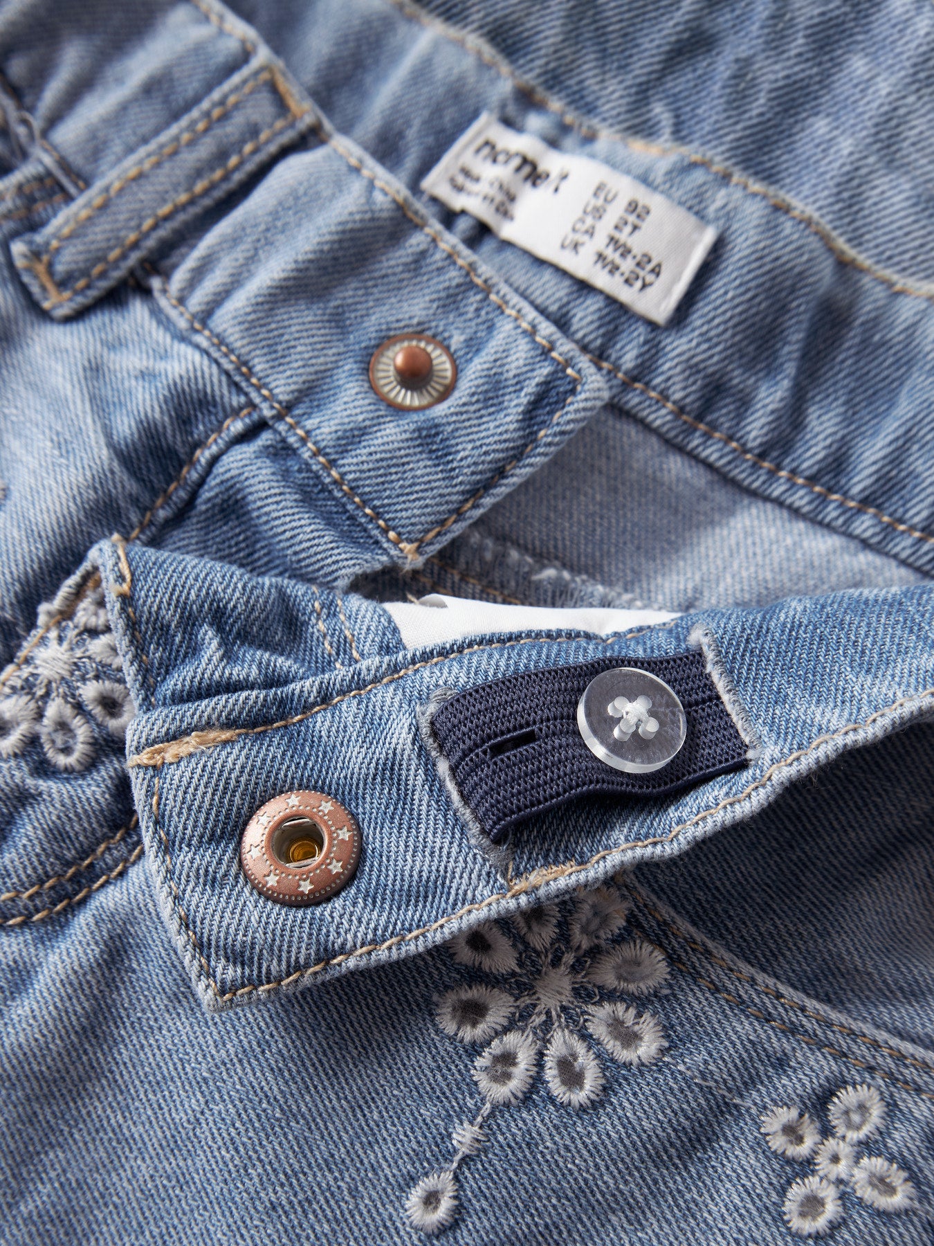 Ljus blå broderade jeansshorts till flicka. Shorts i denim med broderade vita blommor till flicka från Name it.
NMFROSE MOM DNM ANGLAI SHORTS 1026-OV H
13254112