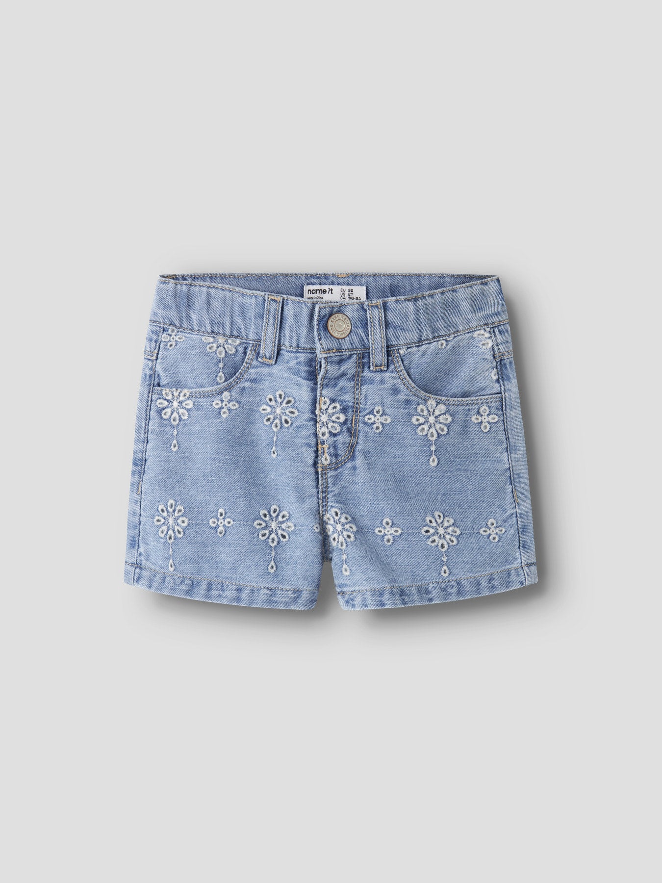 Ljus blå broderade jeansshorts till flicka. Shorts i denim med broderade vita blommor till flicka från Name it.
NMFROSE MOM DNM ANGLAI SHORTS 1026-OV H
13254112