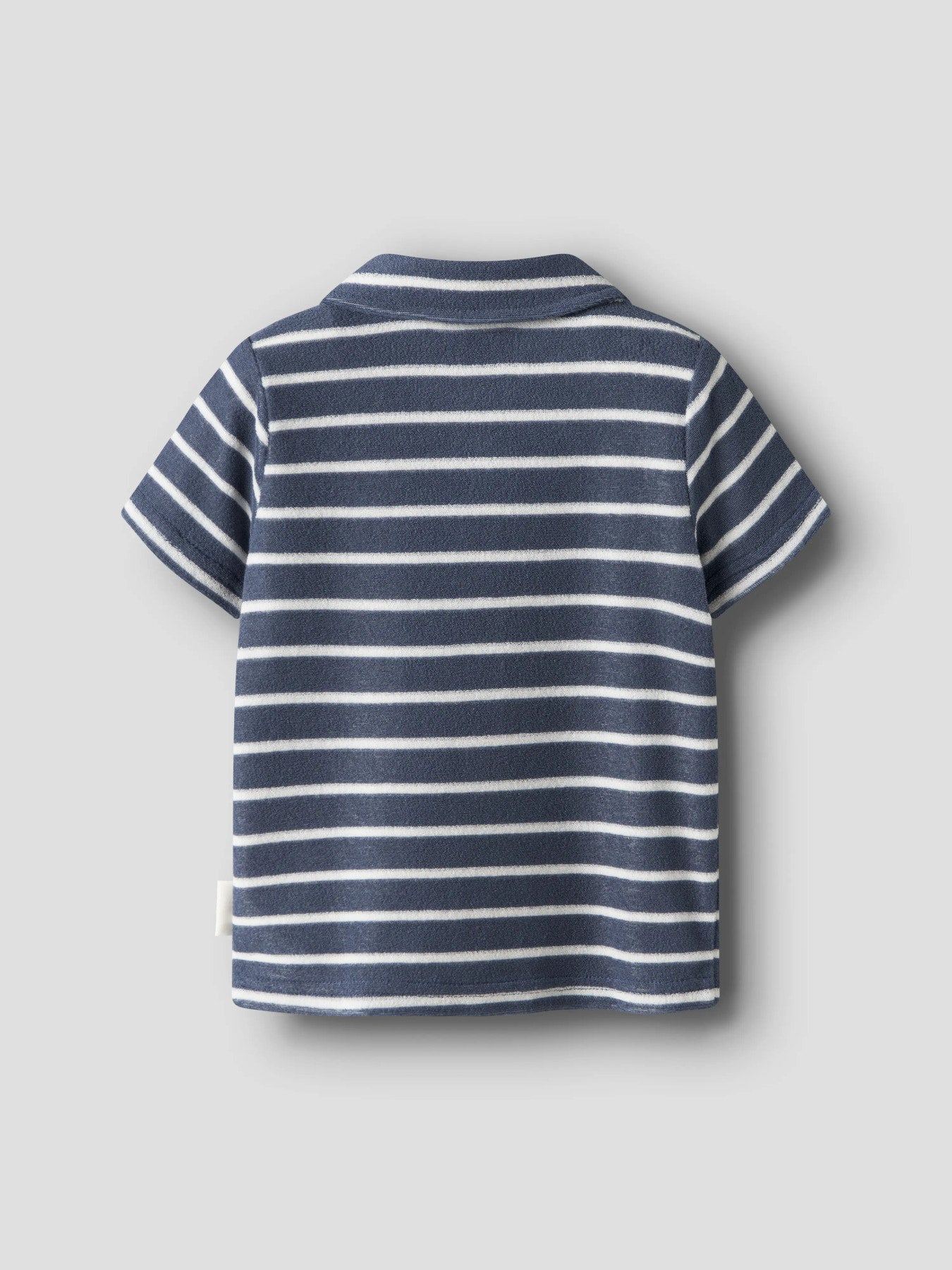 Frotté piké tröja, kortärmad frotte pike t-shirt till pojke från Name it. Mjuk och skön blå randig sommar tröja från Nameit.
NMMFINTI SS NREG TERRY POLO BOX
13254305