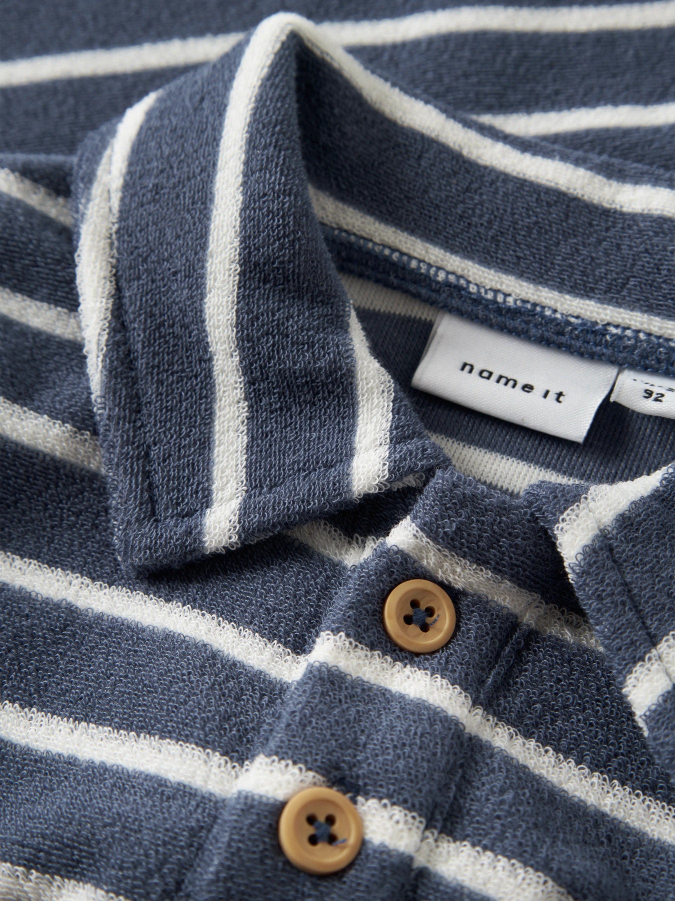Frotté piké tröja, kortärmad frotte pike t-shirt till pojke från Name it. Mjuk och skön blå randig sommar tröja från Nameit.
NMMFINTI SS NREG TERRY POLO BOX
13254305