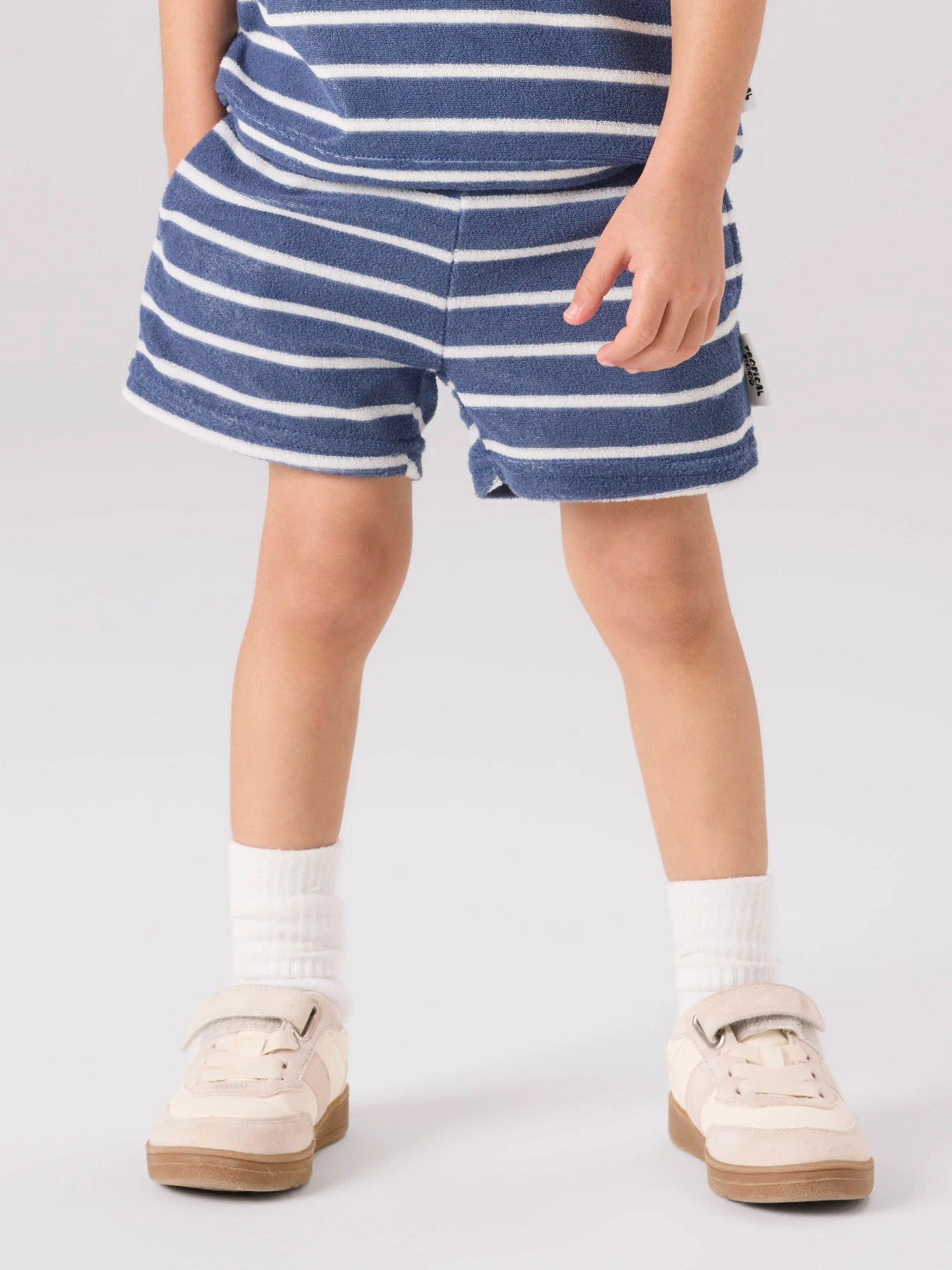 Randig blå vit mjuk skön frotte shorts till pojke. Frotté shorts från Name it.
NMMFINTI NREG TERRY SHORTS BOX
13254307