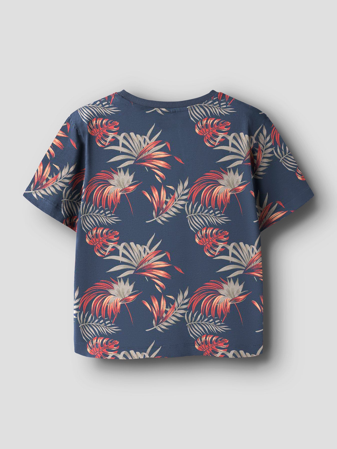 Mönstrad blommig blå kortärmad t-shirt till pojke.
NMMFLUZZ SS NREG TOP
13254316