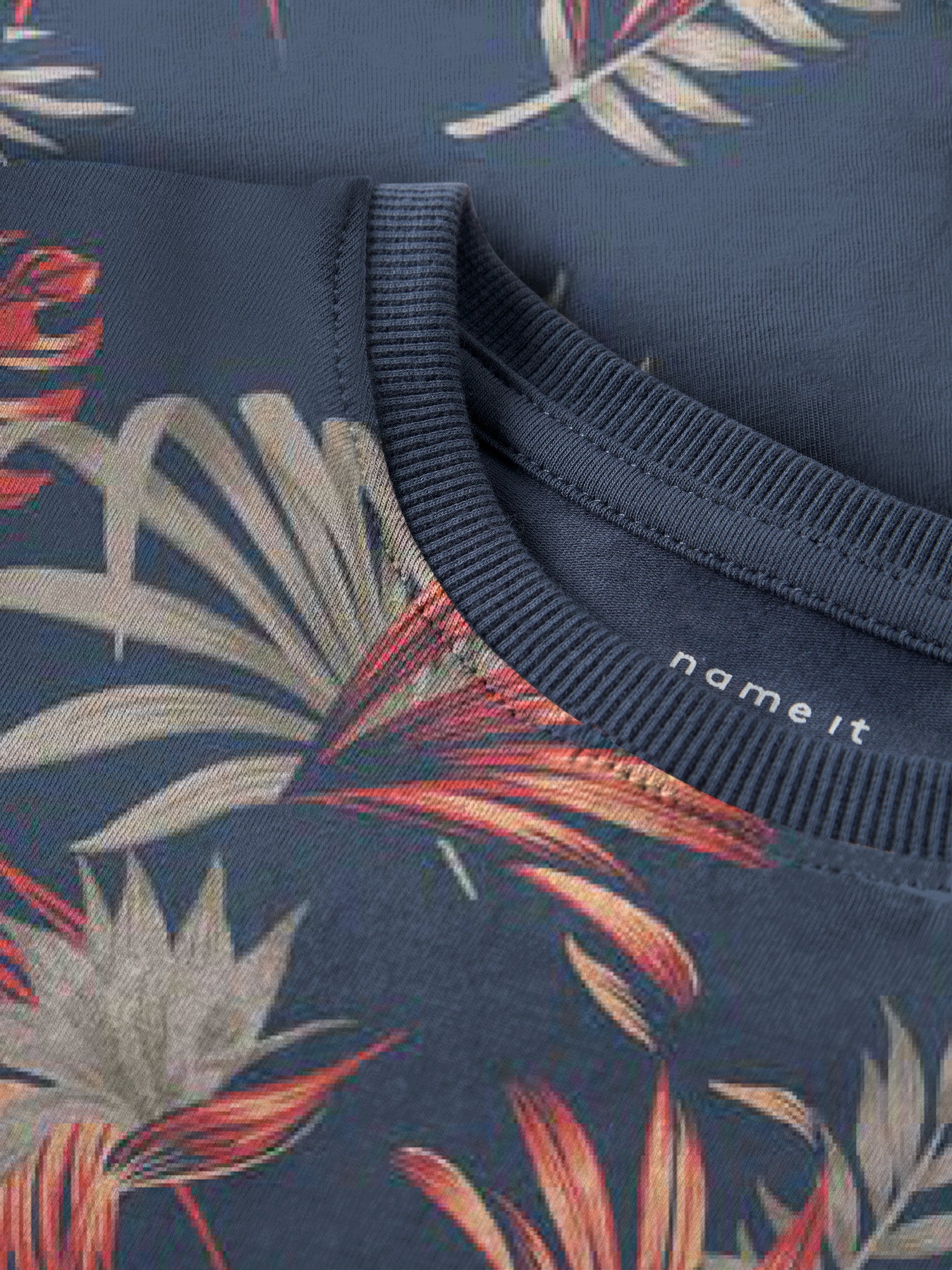 Mönstrad blommig blå kortärmad t-shirt till pojke.
NMMFLUZZ SS NREG TOP
13254316