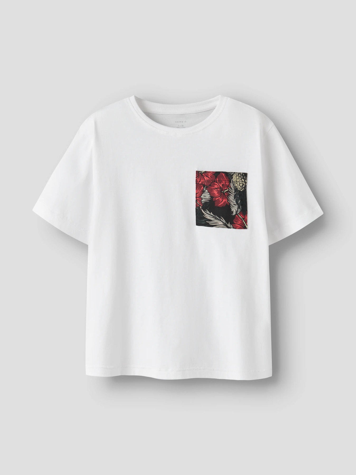 Vit t-shirt med blommig ficka till pojke. Snygg vit tröja med mönstrad bröstficka i blommigt röd och svart hawaii mönster i ekologisk bomull från Name it.
NKMFERN SS NREG TOP BOX