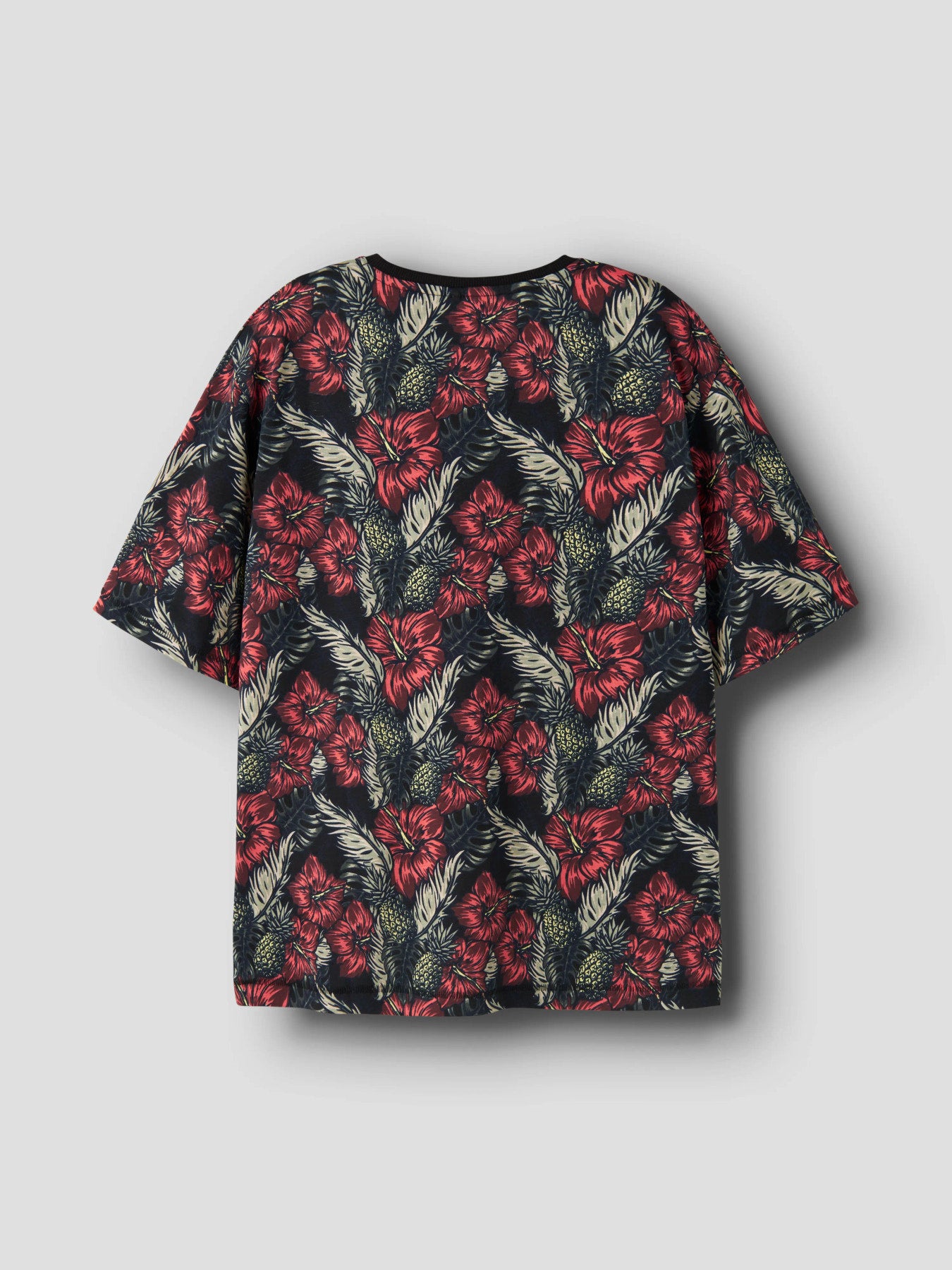 Blommig t-shirt med ficka till pojke. Snygg svart och röd sommar t-shirt i ekologisk bomull från Name it.
NKMFERN SS NREG TOP BOX
13254320