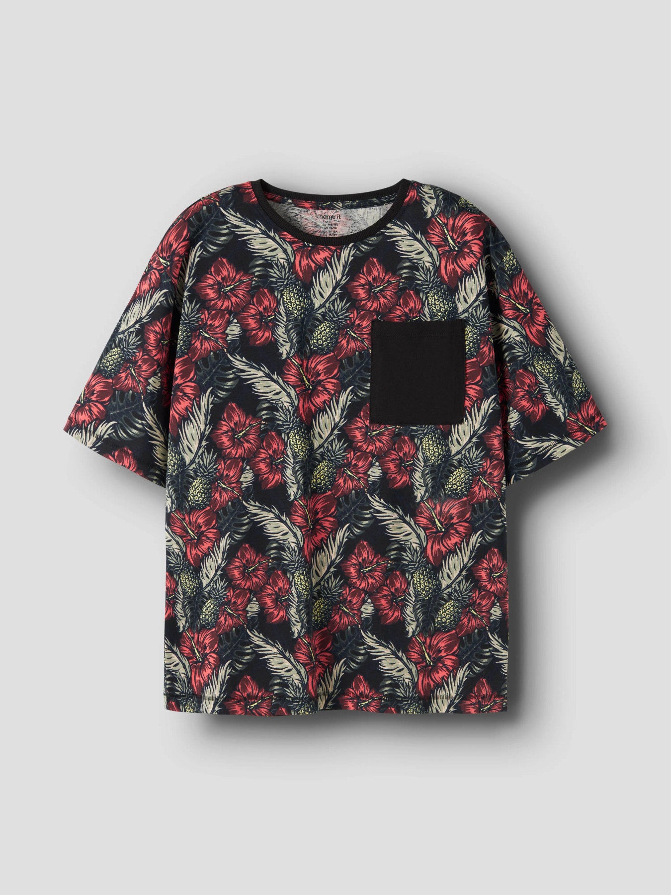 Blommig t-shirt med ficka till pojke. Snygg svart och röd sommar t-shirt i ekologisk bomull från Name it.
NKMFERN SS NREG TOP BOX
13254320