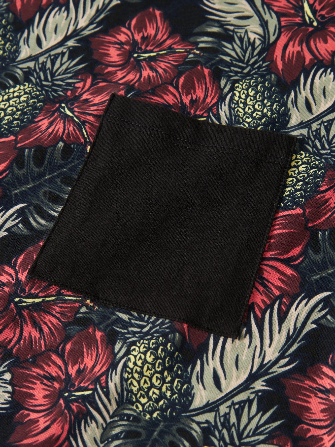 Blommig t-shirt med ficka till pojke. Snygg svart och röd sommar t-shirt i ekologisk bomull från Name it.
NKMFERN SS NREG TOP BOX
13254320