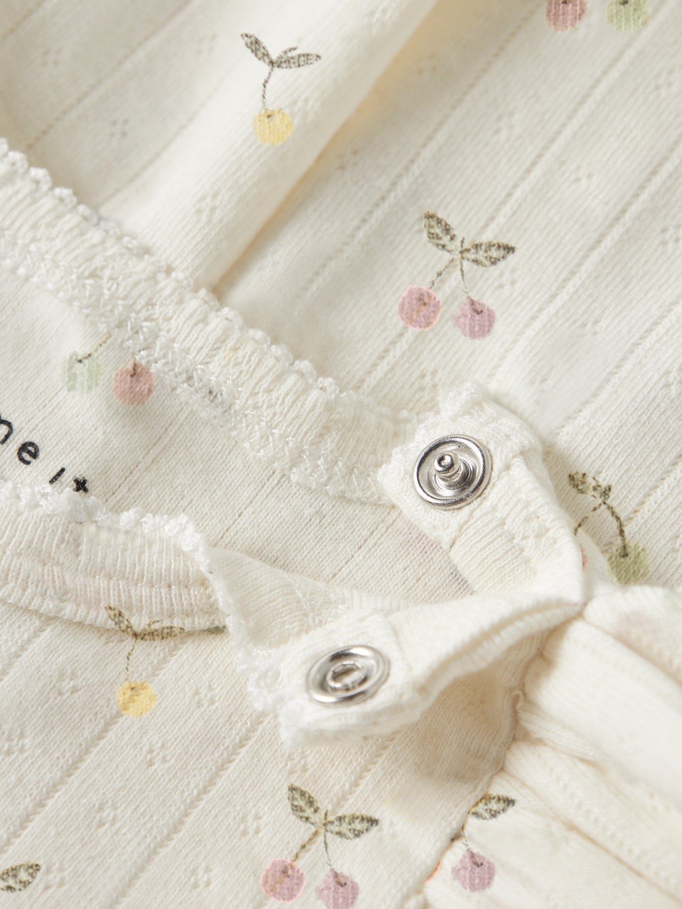 Söt baby klänning med körsbär. Body klänning i ekologisk bomull från Name it.
NBFFICHERRY CAPSL BODYDRESS
13254405