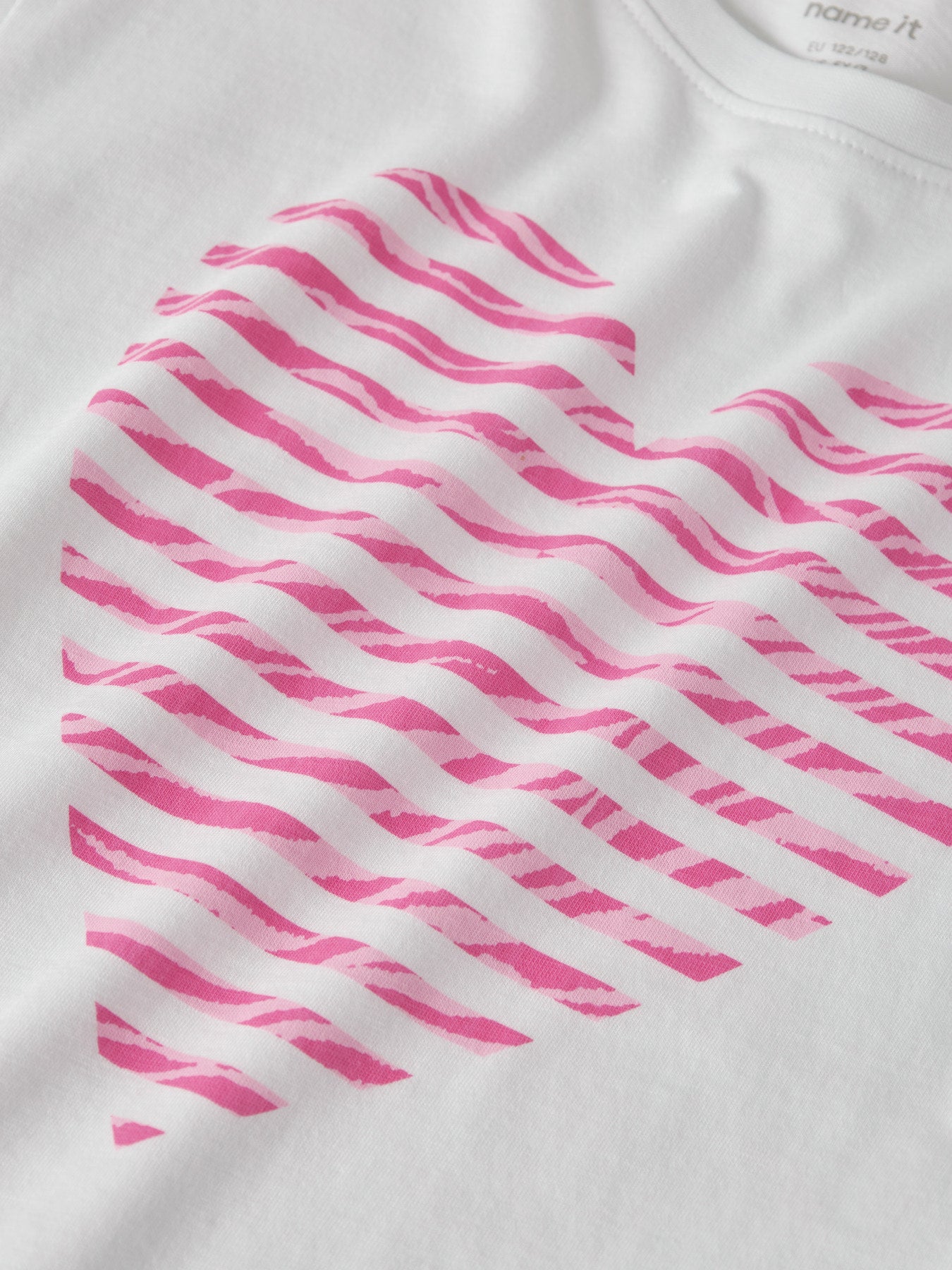 Vit kortärmad topp med rosa randigt mönstrat hjärta. Ekologiska barnkläder till flicka, t-shirt från Name it.
NKFFAHIRAZ SS NREG TOP BOX
13254496