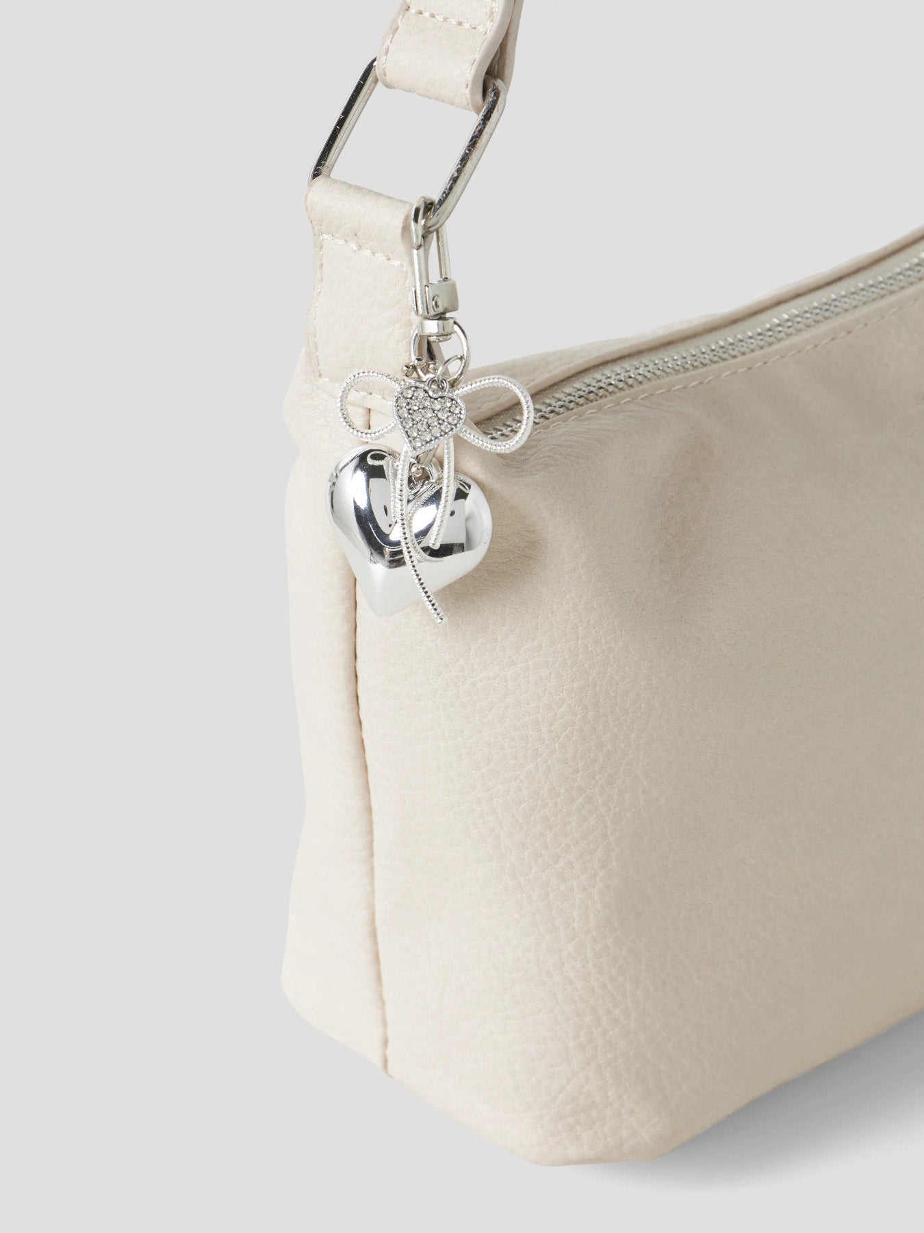 Silver färgad nyckelring med hjärta och rosett, charms till väska  eller till nycklar.
NKFFAMINA KEYHANGER
13254499