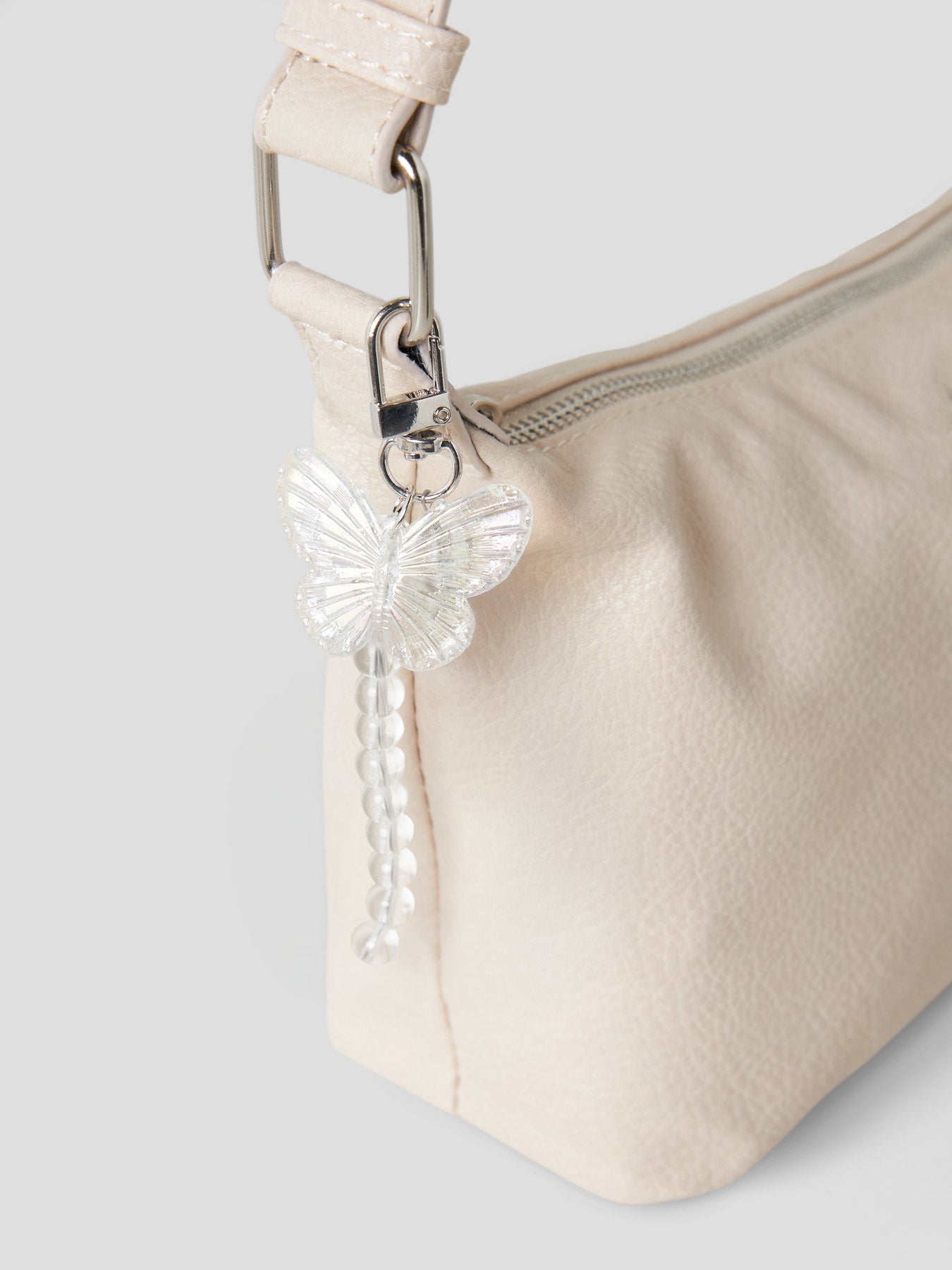 Vit fjäril och pärlor nyckelring, charms till väska  eller till nycklar.
NKFFAMINA KEYHANGER
13254499