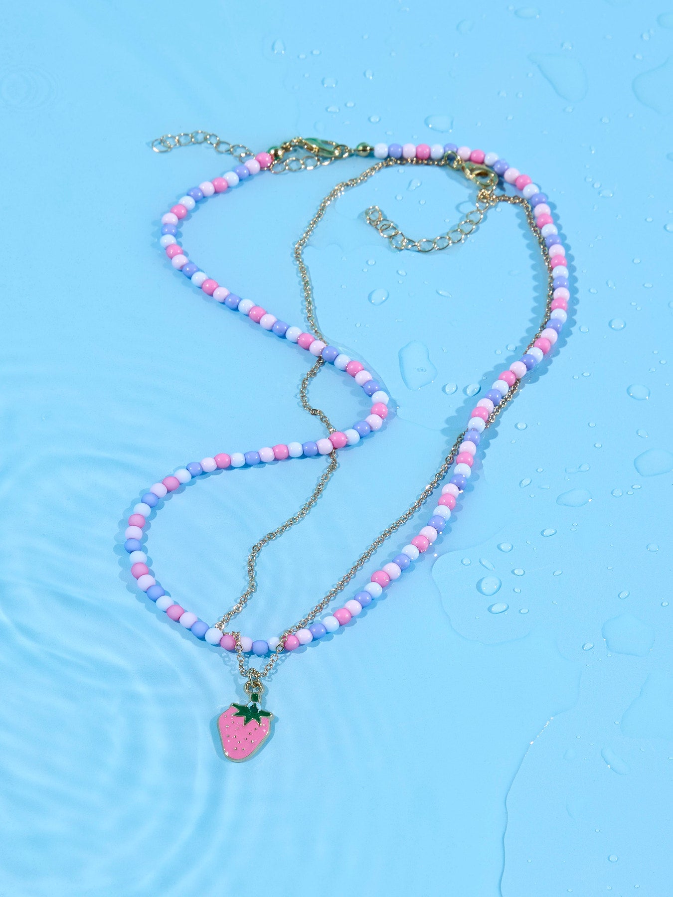 Söta halsband i 2 pack till flicka. Guld färgat halsband med jordgubbe och det andra med pärlor i blått och rosa.
NKFFILONA 2P NECKLACE
13254506