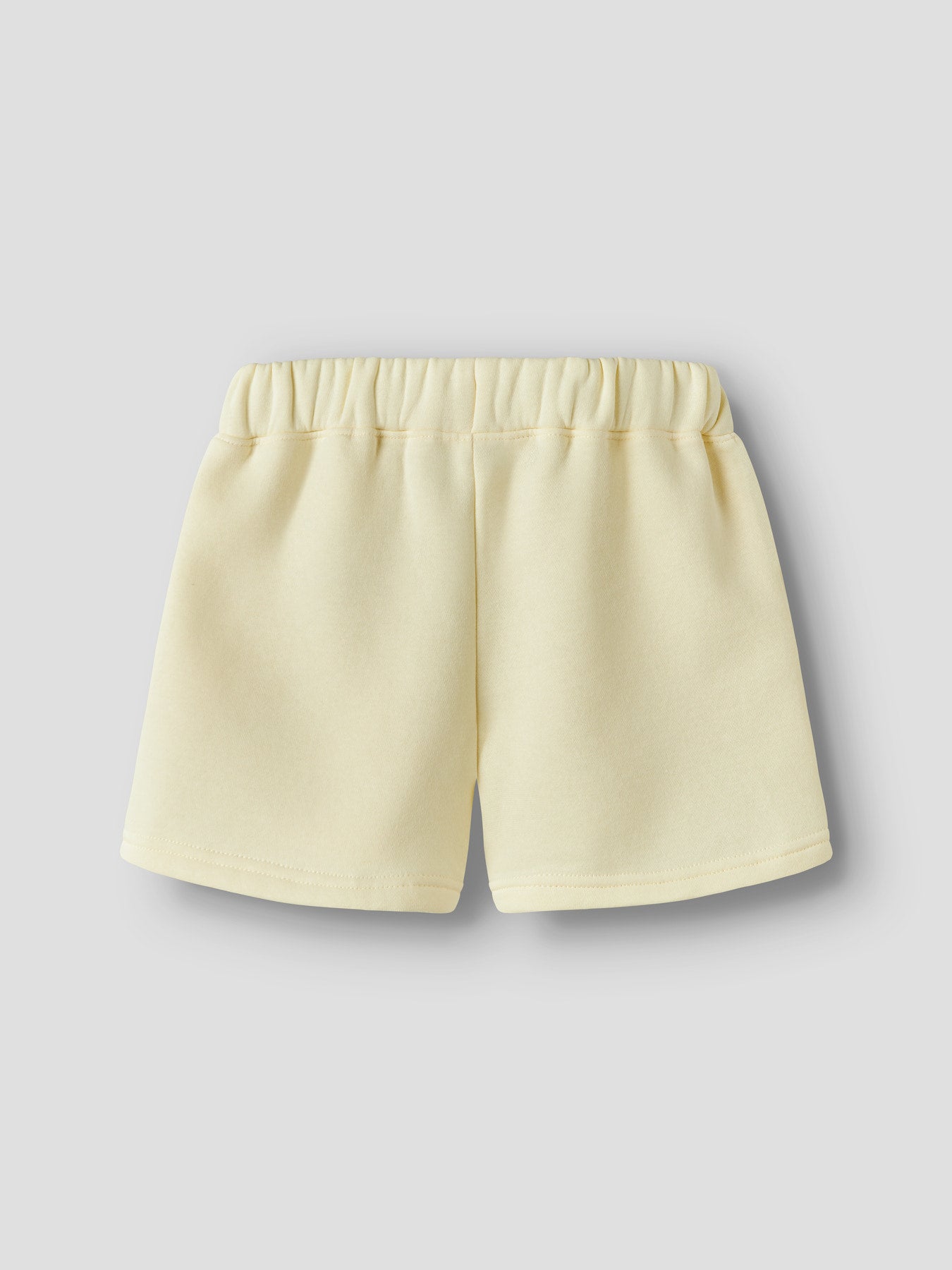Snygg sportig sweat shorts till flicka. Korta ljus gula shorts till tjej från Name ti.
NKFFABIA SWEAT SHORTS BRU
13254511