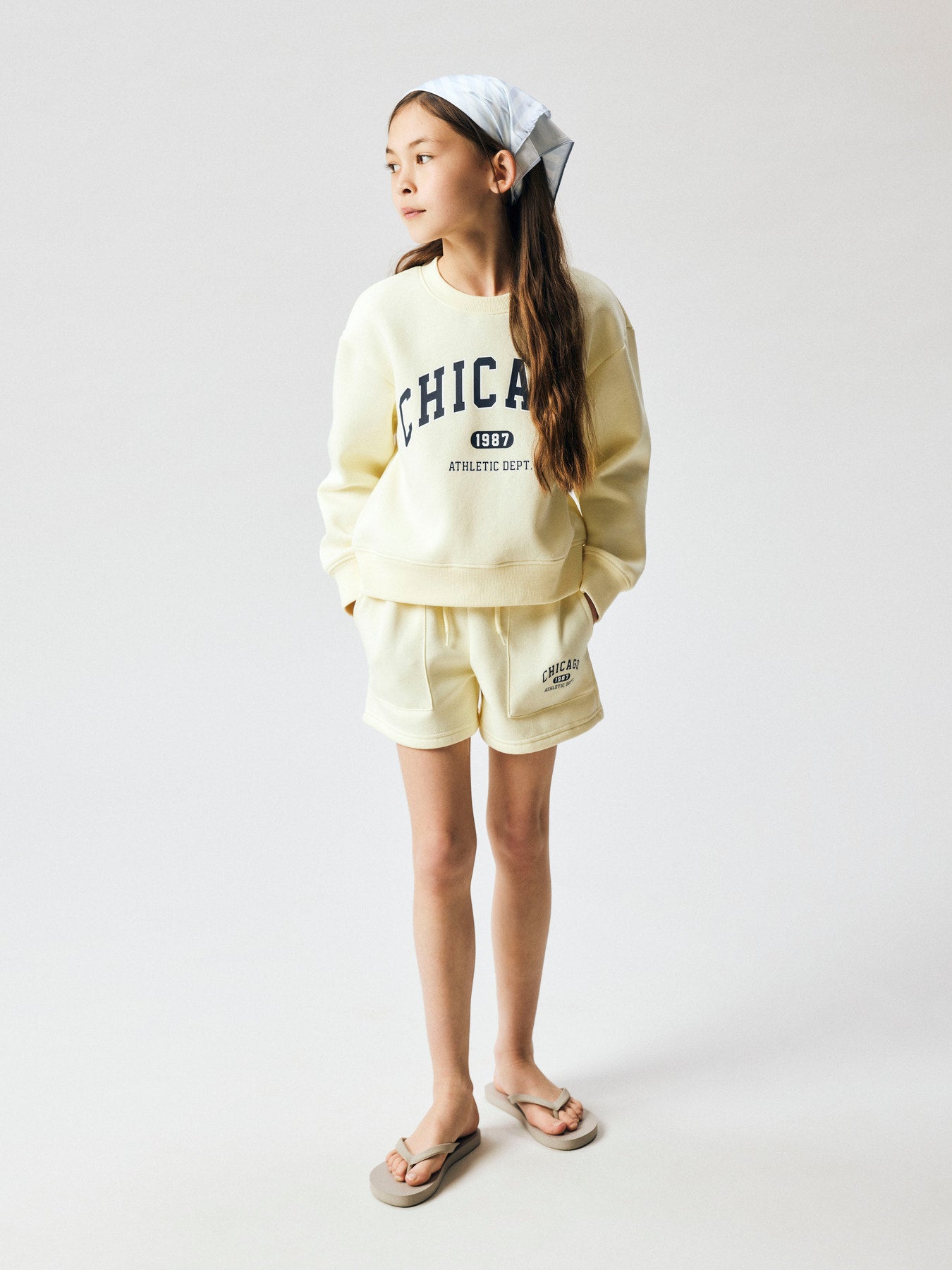 Snygg sportig sweat shorts till flicka. Korta ljus gula shorts till tjej från Name ti.
NKFFABIA SWEAT SHORTS BRU
13254511