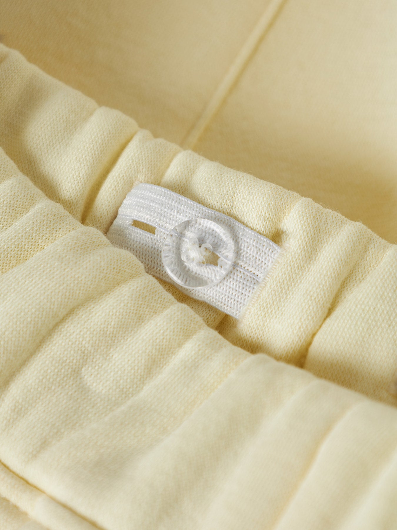 Snygg sportig sweat shorts till flicka. Korta ljus gula shorts till tjej från Name ti.
NKFFABIA SWEAT SHORTS BRU
13254511