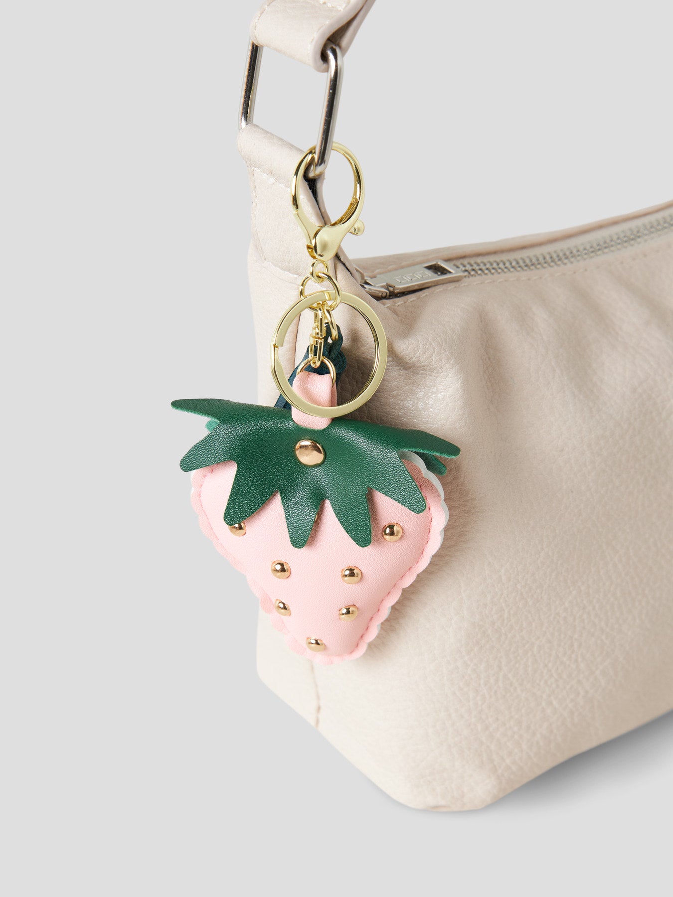 Cool nyckelring, charms med jordgubbe. Kul smycke att hänga på hand väskan eller kanske ha sin nyckel på.
NKFFRUITY KEYHANGER
13254512
