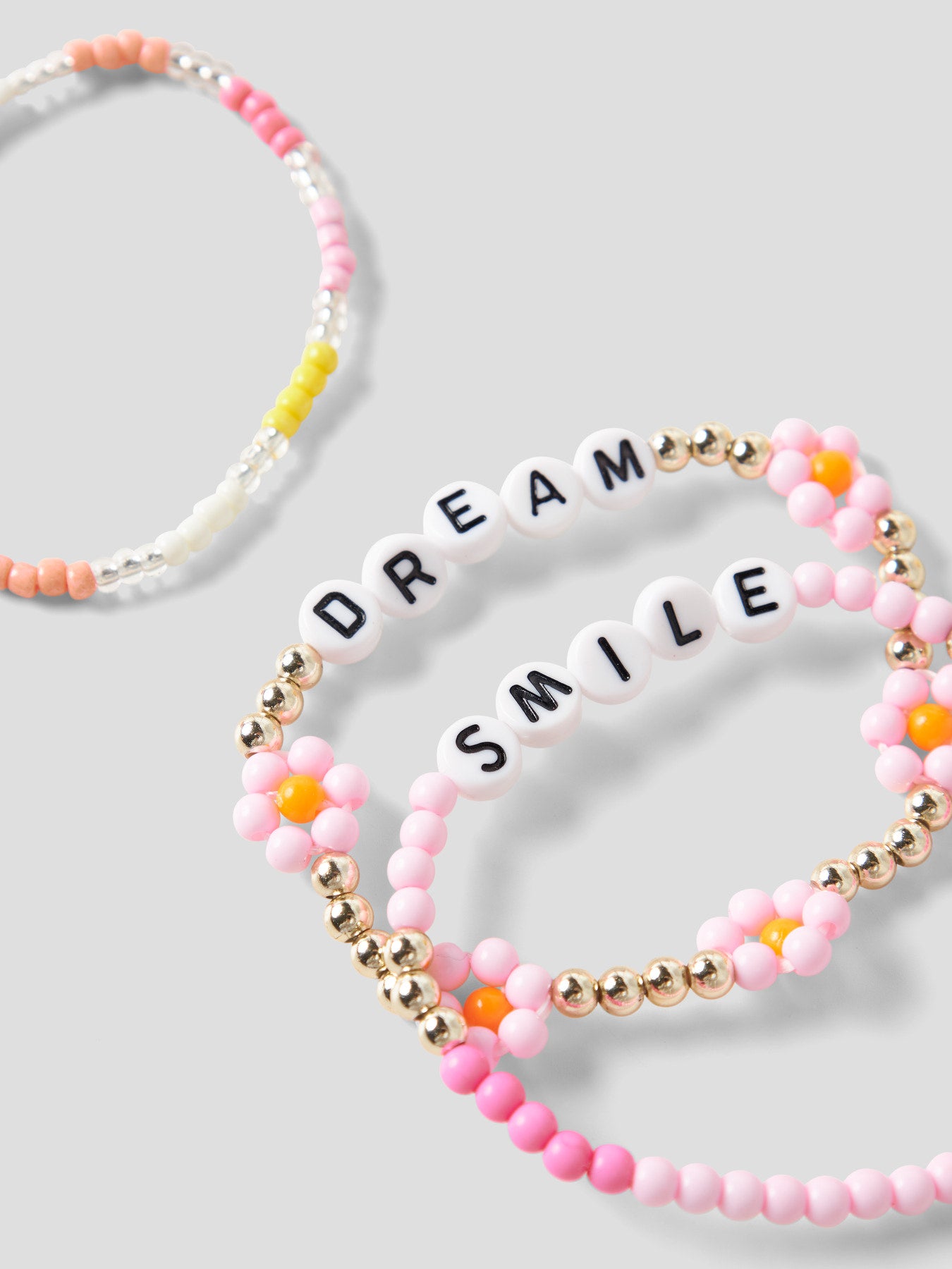 Söt 3 pack med armband till barn flicka. Rosa pärl armband med blommor och fina ord.
NMFFANDANGO 3P BRACELET
13254519