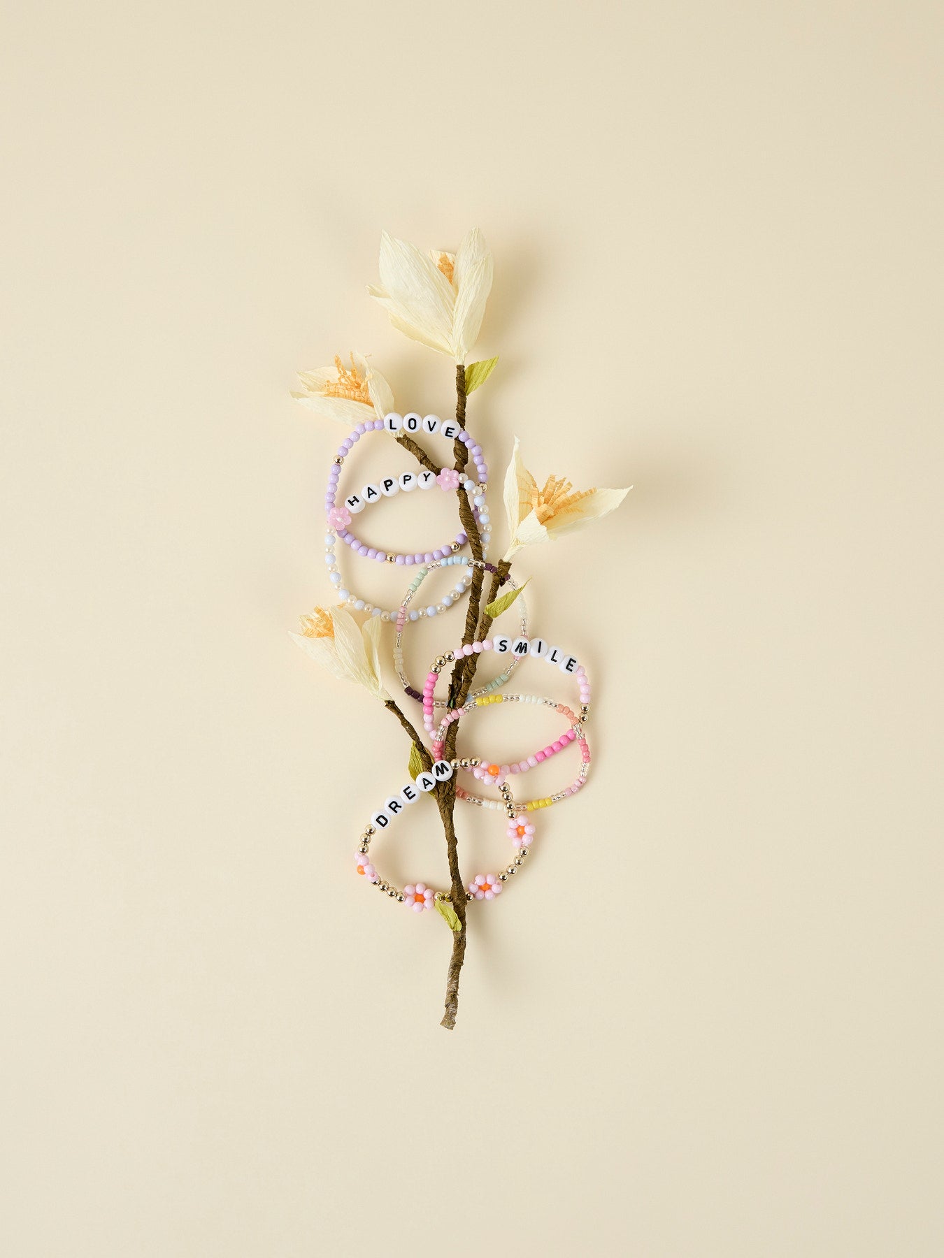 Söt 3 pack med armband till barn flicka. Rosa pärl armband med blommor och fina ord.
NMFFANDANGO 3P BRACELET
13254519