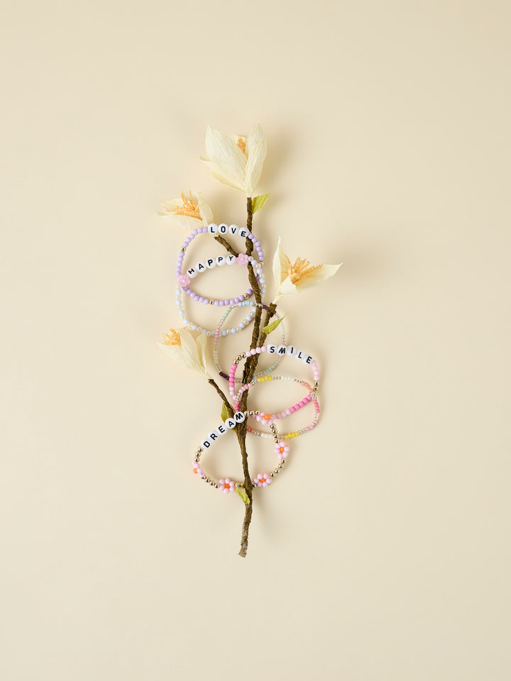 Söt 3 pack med armband till barn flicka. Rosa pärl armband med blommor och fina ord.
NMFFANDANGO 3P BRACELET
13254519