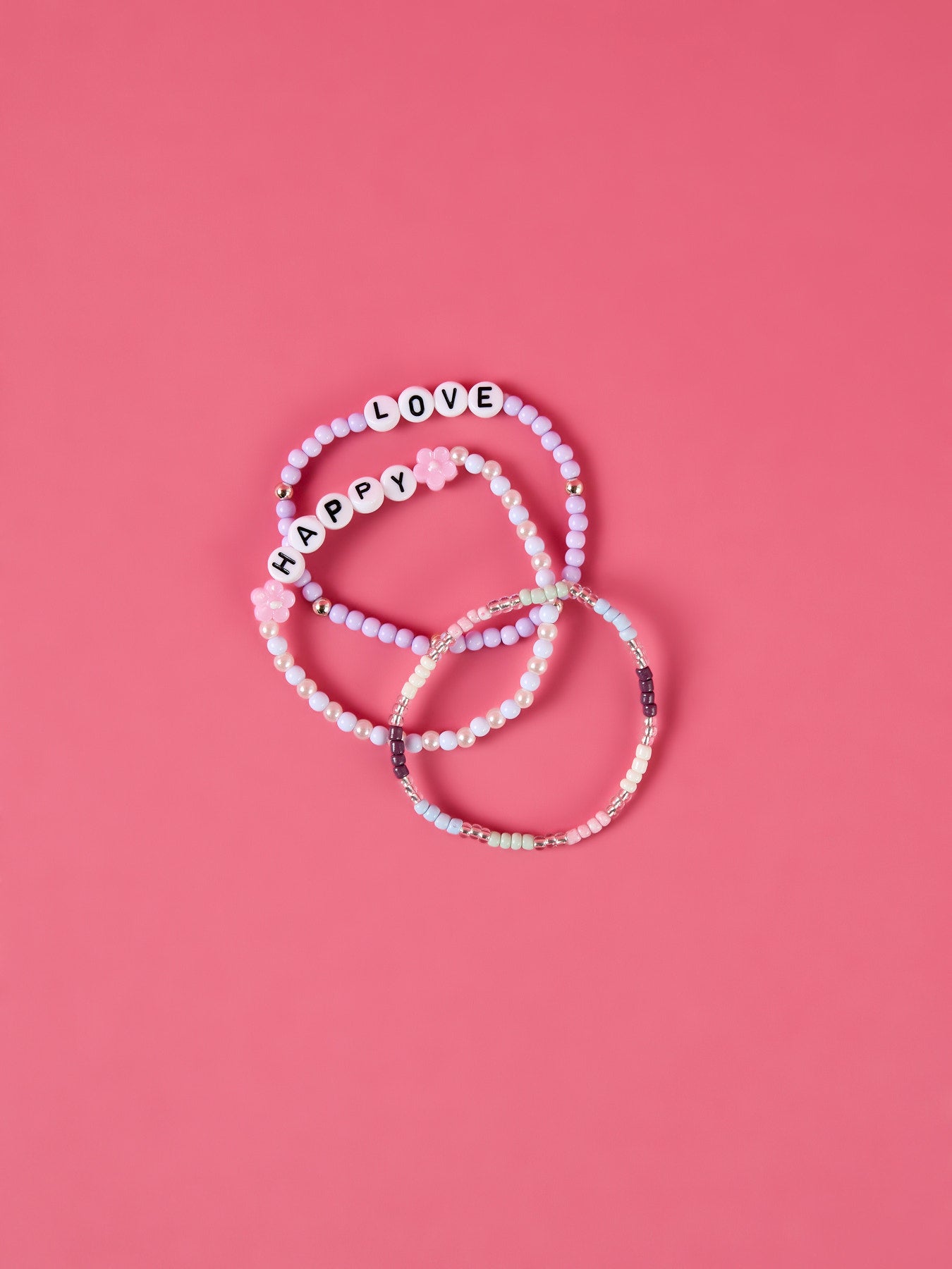 Söt 3 pack med armband till barn flicka. Lila pärl armband med blommor och fina ord.
NMFFANDANGO 3P BRACELET
13254519