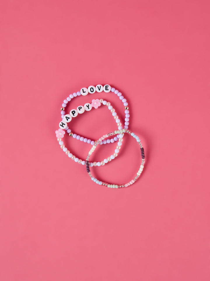 Söt 3 pack med armband till barn flicka. Lila pärl armband med blommor och fina ord.
NMFFANDANGO 3P BRACELET
13254519