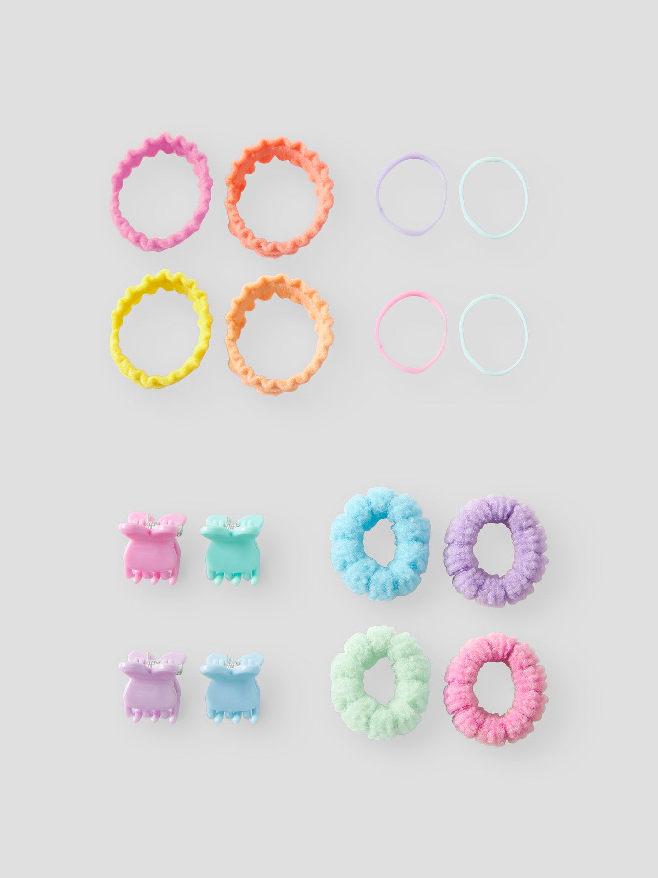 Hjärtformad ask fylld med hårsnoddar och hårklämmor till flicka. Färgglada hårsnoddar till liten flicka i fin presentförpackning.
NMFFAMONU HAIR ACC SET
13254521
