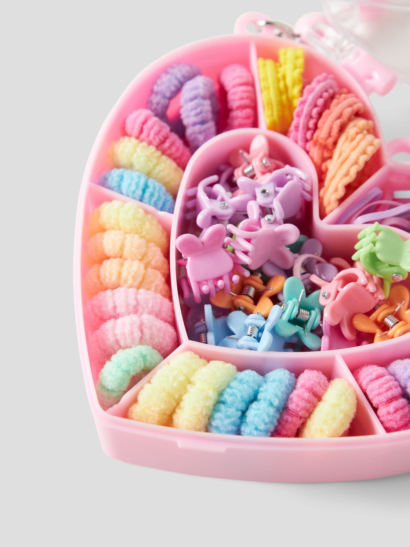 Hjärtformad ask fylld med hårsnoddar och hårklämmor till flicka. Färgglada hårsnoddar till liten flicka i fin presentförpackning.
NMFFAMONU HAIR ACC SET
13254521